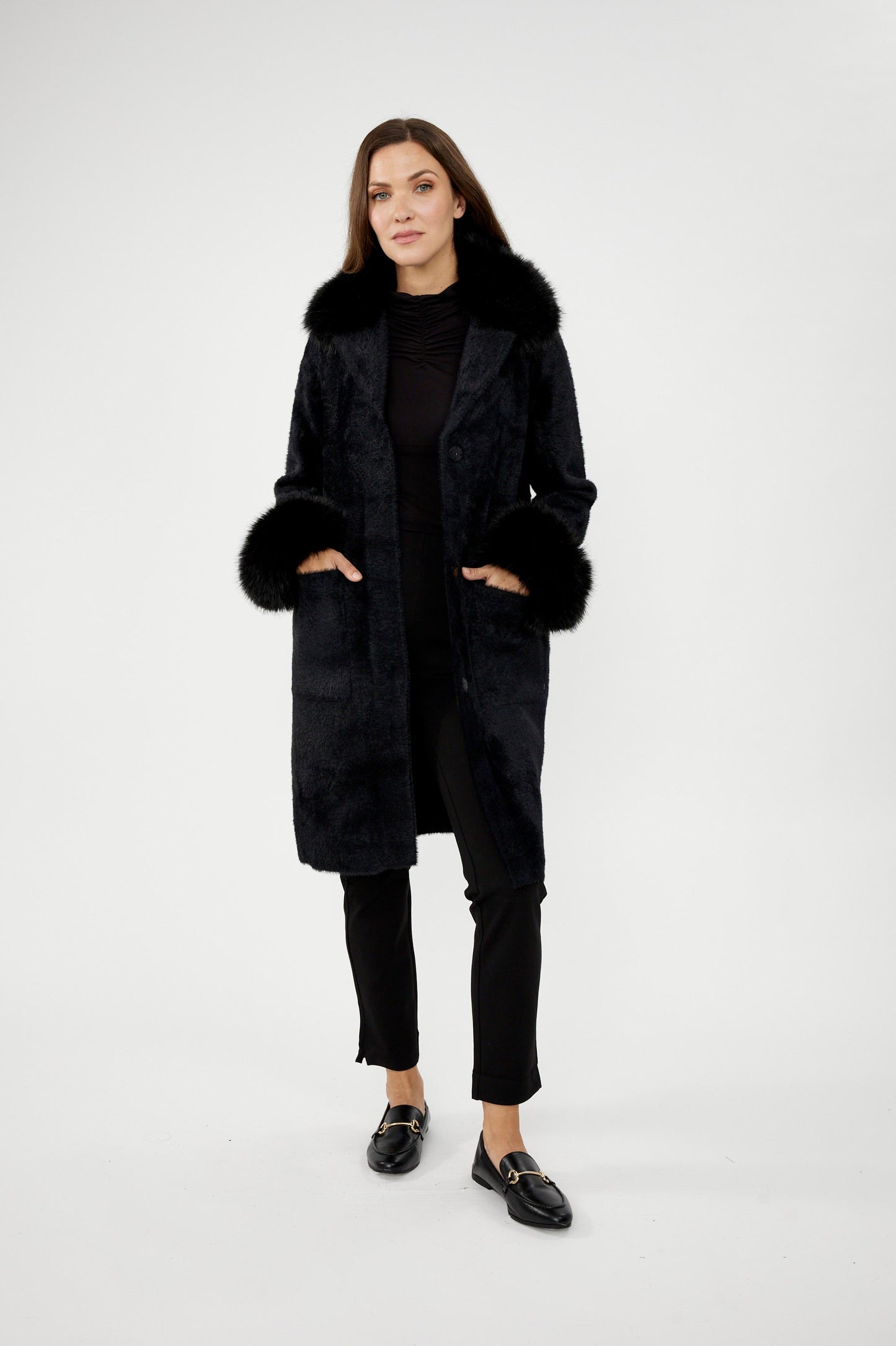 Abrigo largo sintético negro  243923