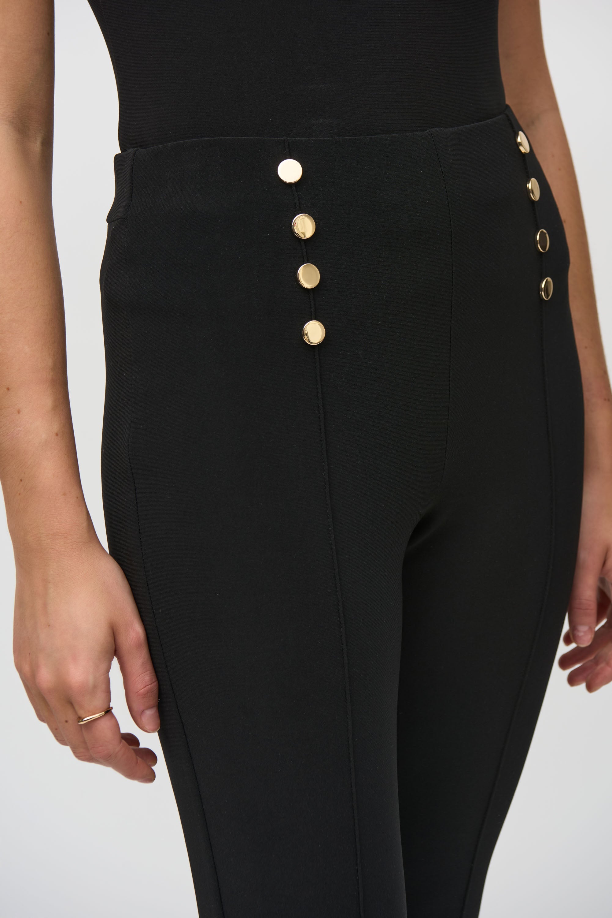Pantalón ajustado con decoración de botones verticales 244006