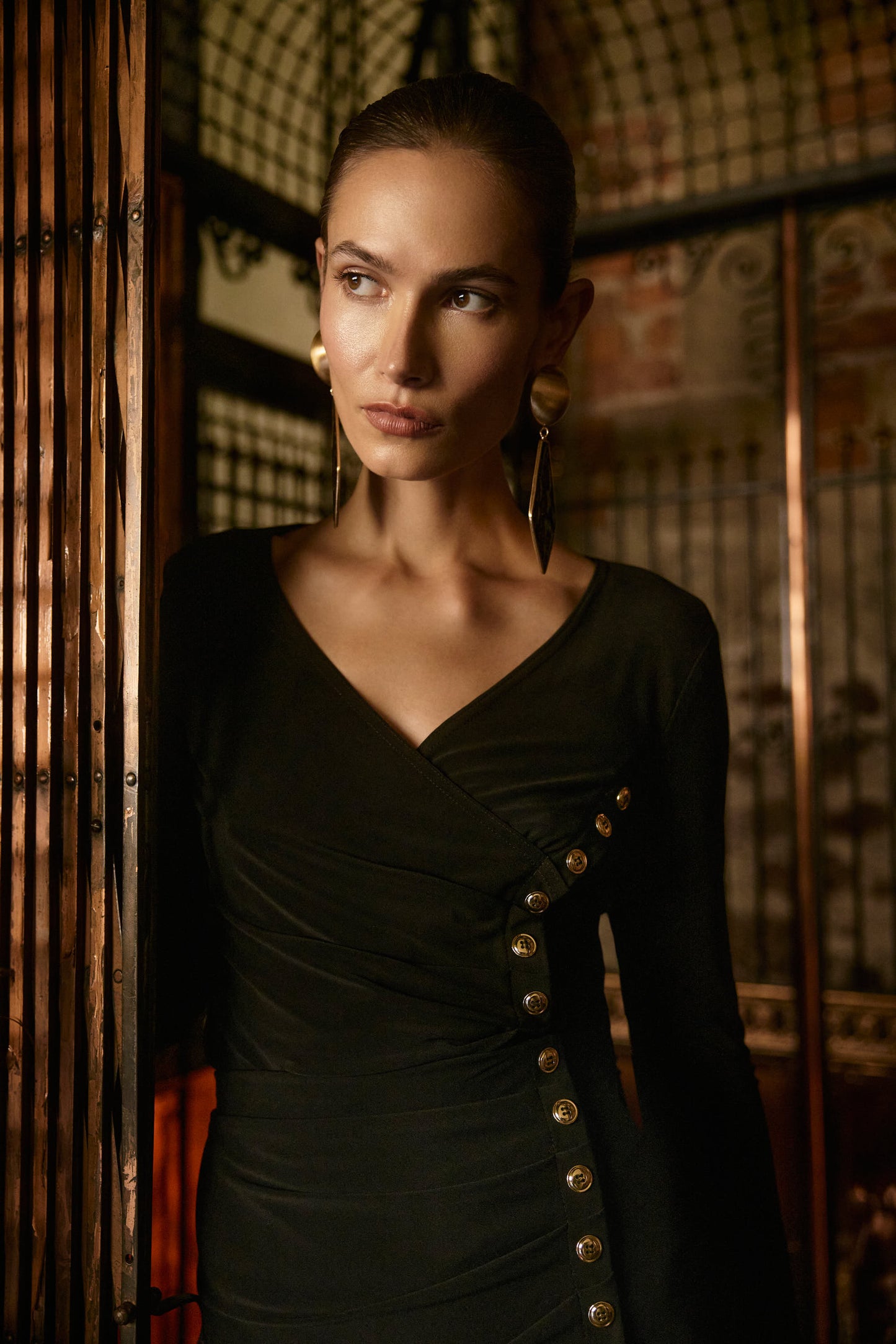 Blusa cruzada con botones metálicos negro 253140