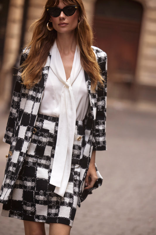 Chaqueta de línea A con estampado de tartán negro y crema 253017