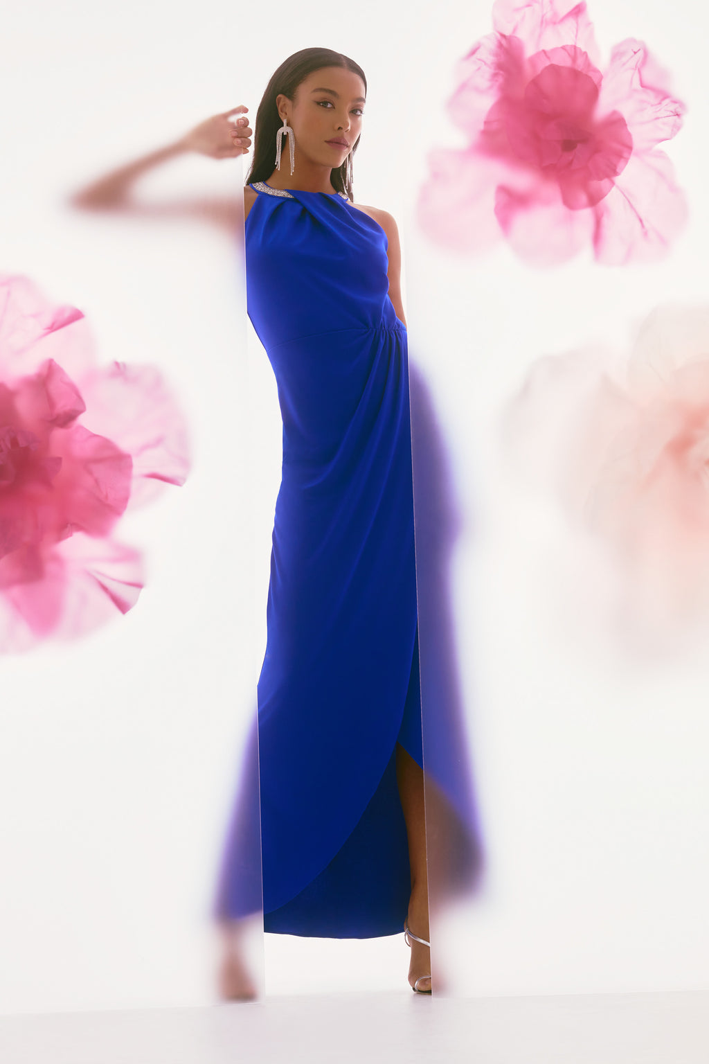 Vestido con cuello halter azul zafiro 251709 | Signature