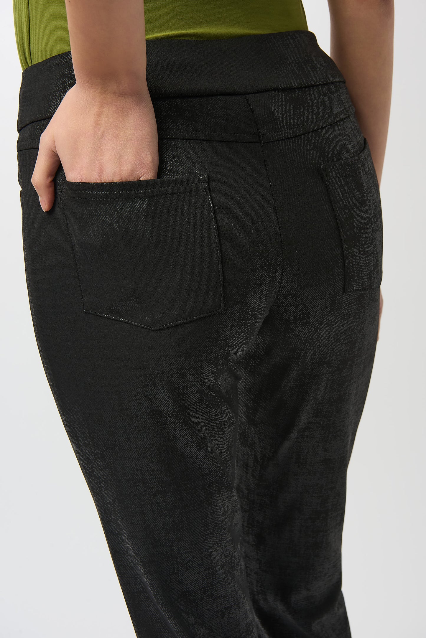 Pantalón recto con textura negro 253000