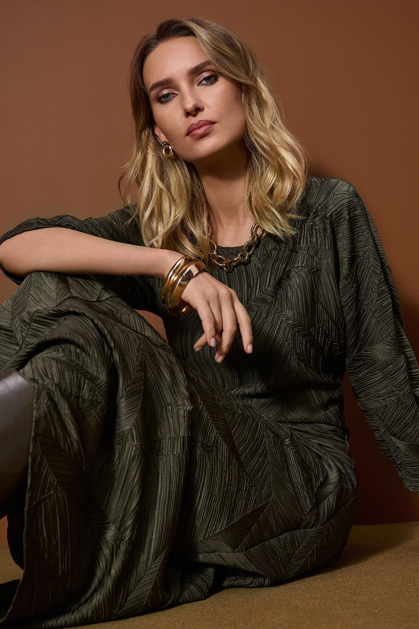 Blusa plisada de raso verde aguacate 253002