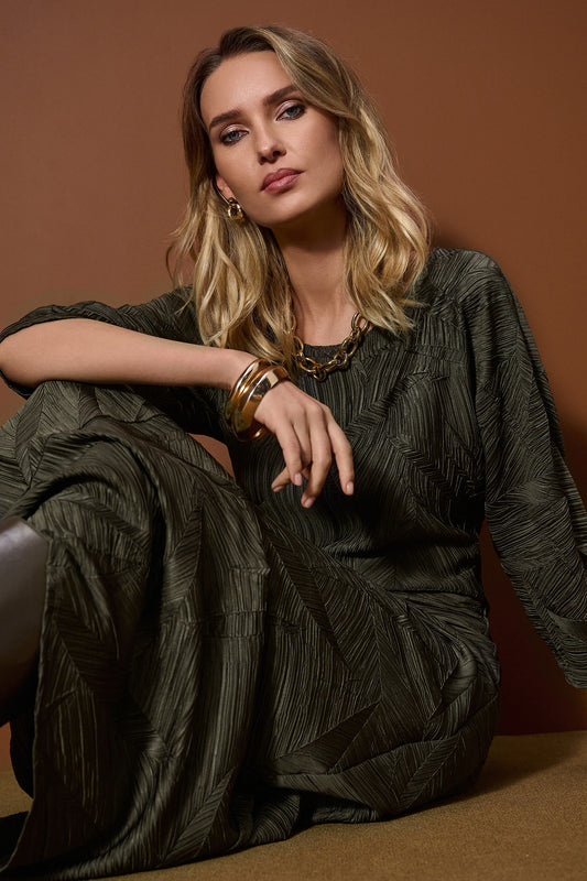 Blusa plisada de raso verde aguacate 253002