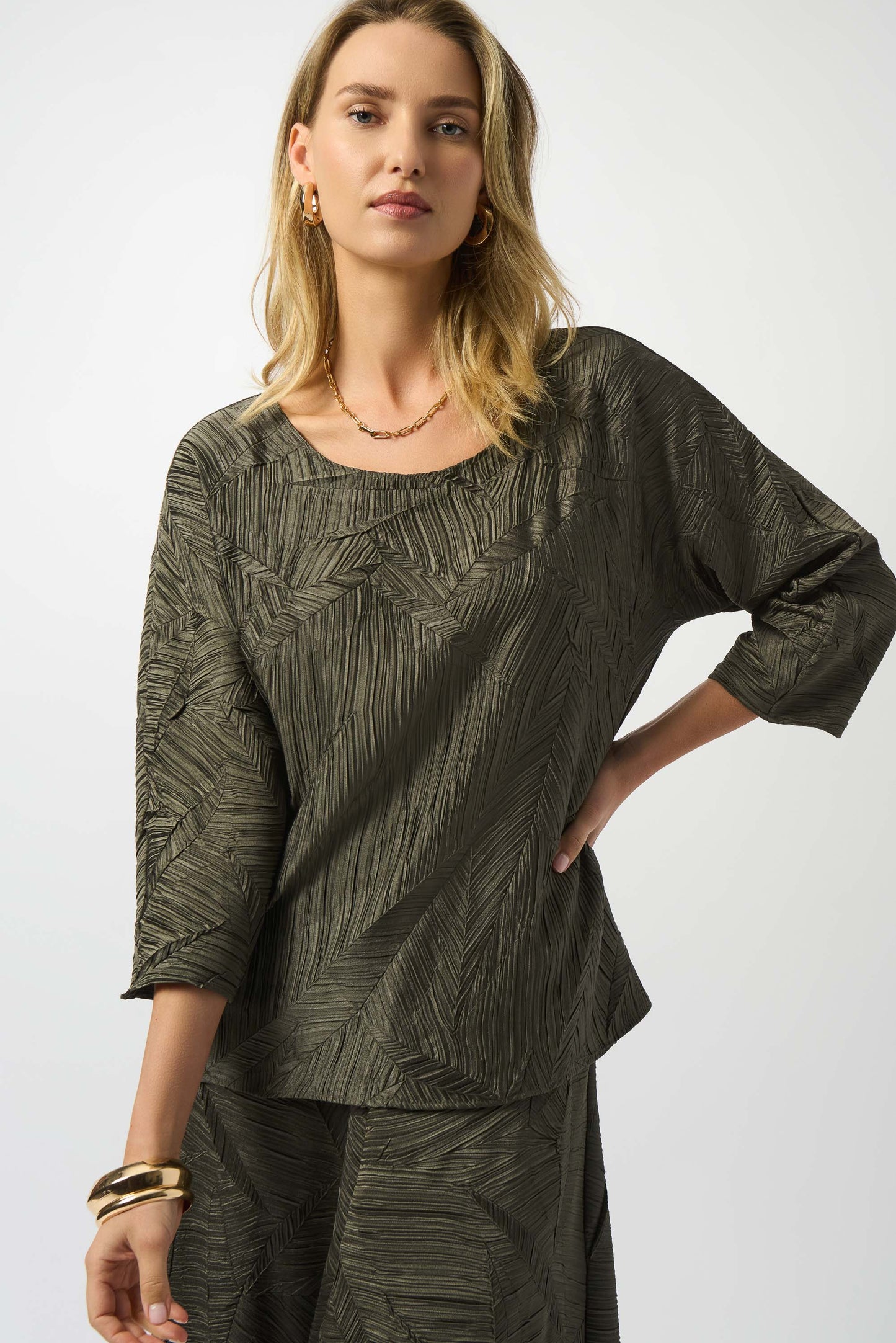 Blusa plisada de raso verde aguacate 253002
