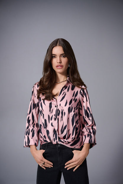 Blusa drapeada satinada con estampado animal rosa y negro 253059