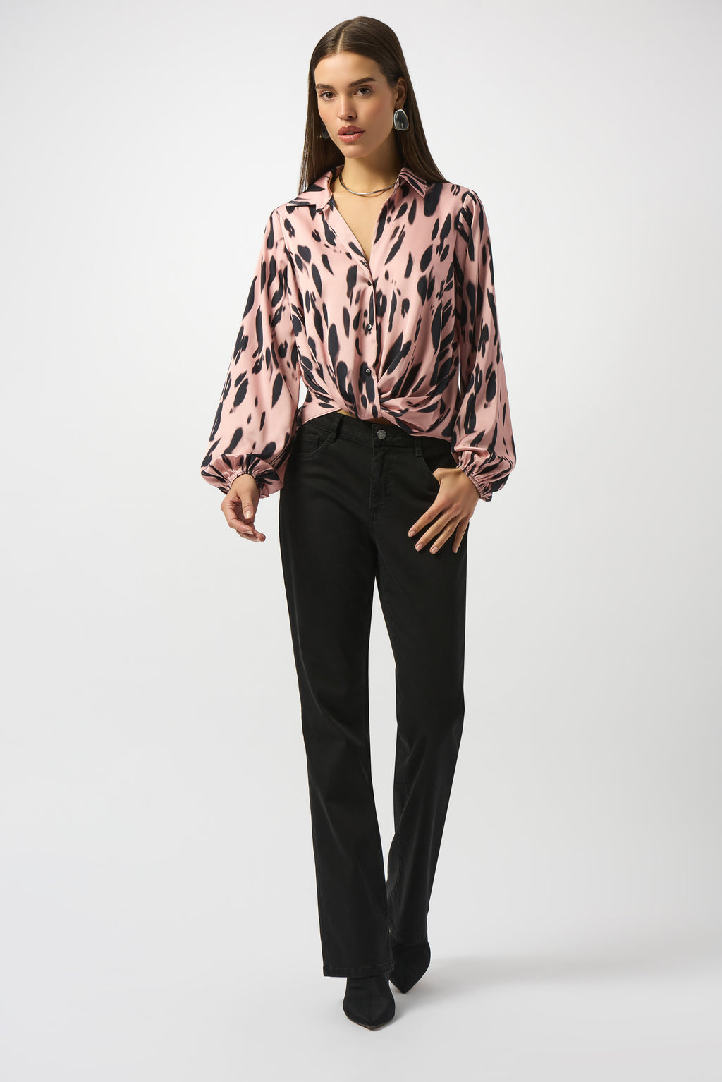 Blusa drapeada satinada con estampado animal rosa y negro 253059