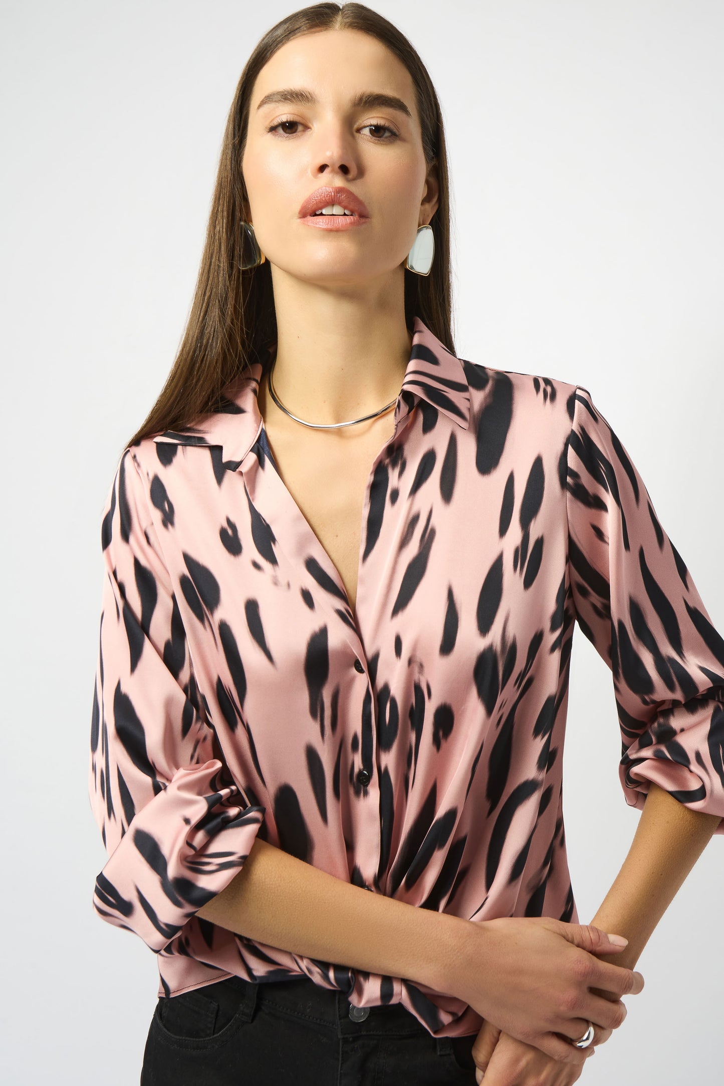 Blusa drapeada satinada con estampado animal rosa y negro 253059