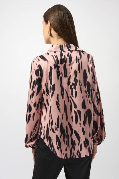 Blusa drapeada satinada con estampado animal rosa y negro 253059