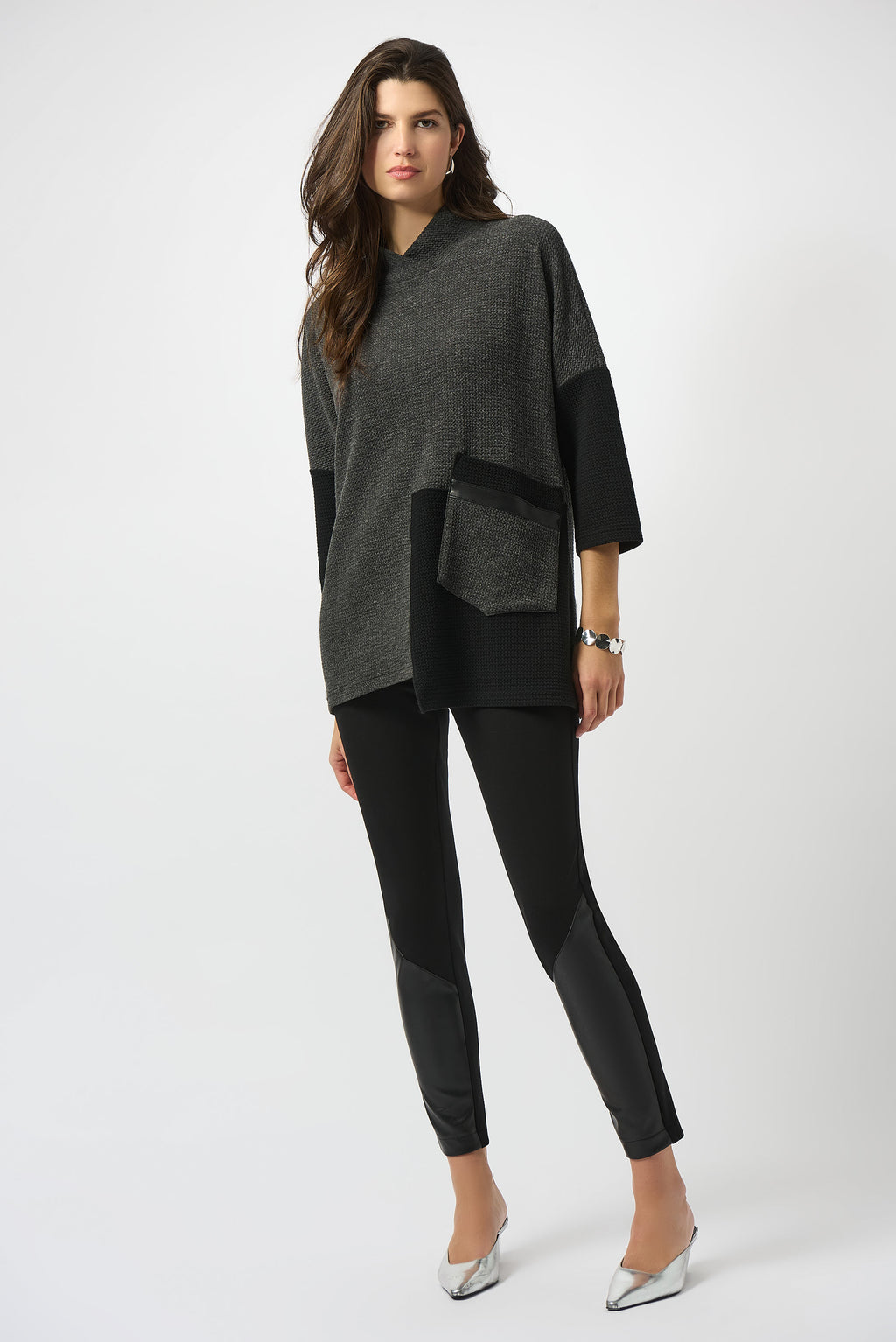 Top texturizado con bloques de color gris 253083