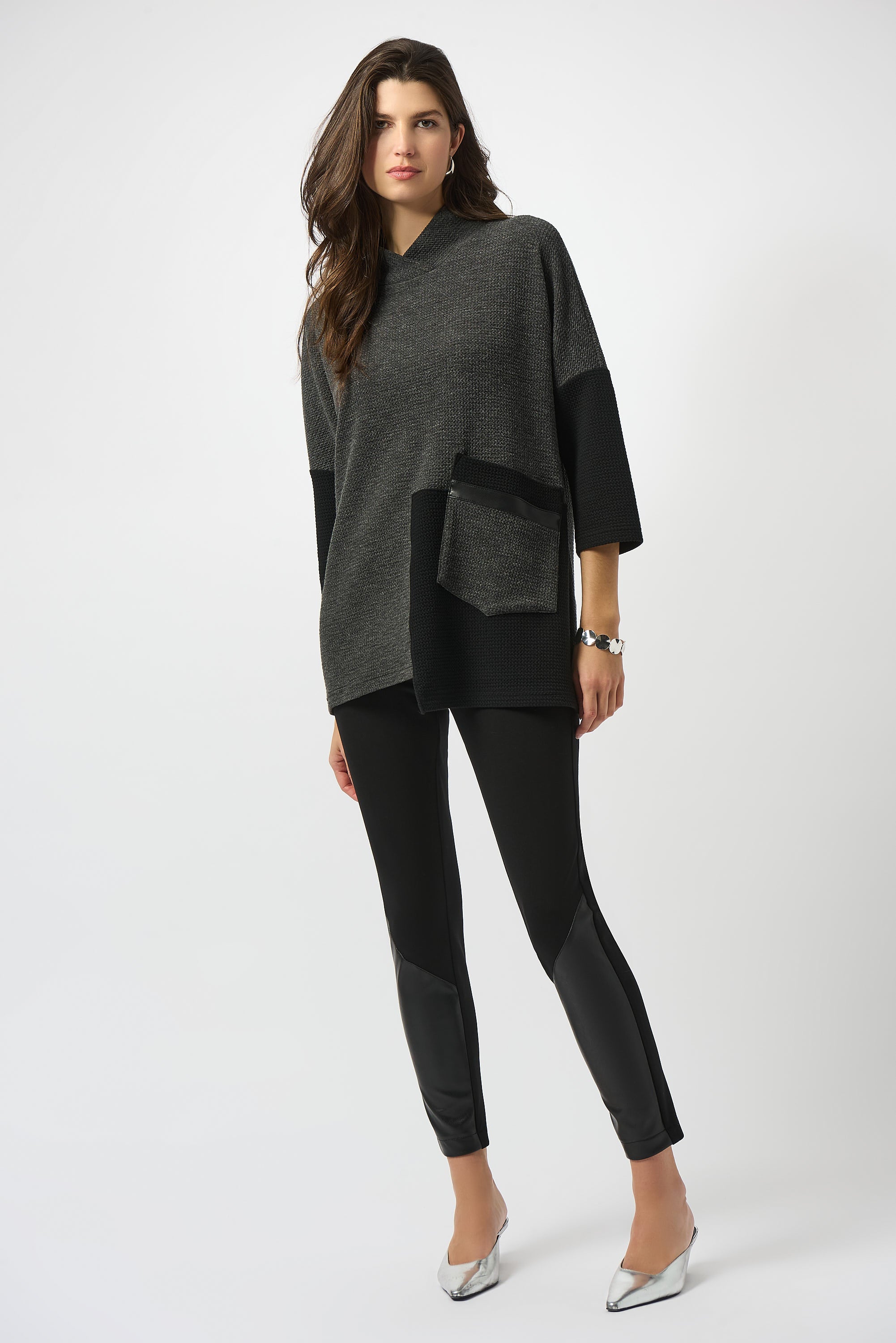 Top texturizado con bloques de color gris 253083