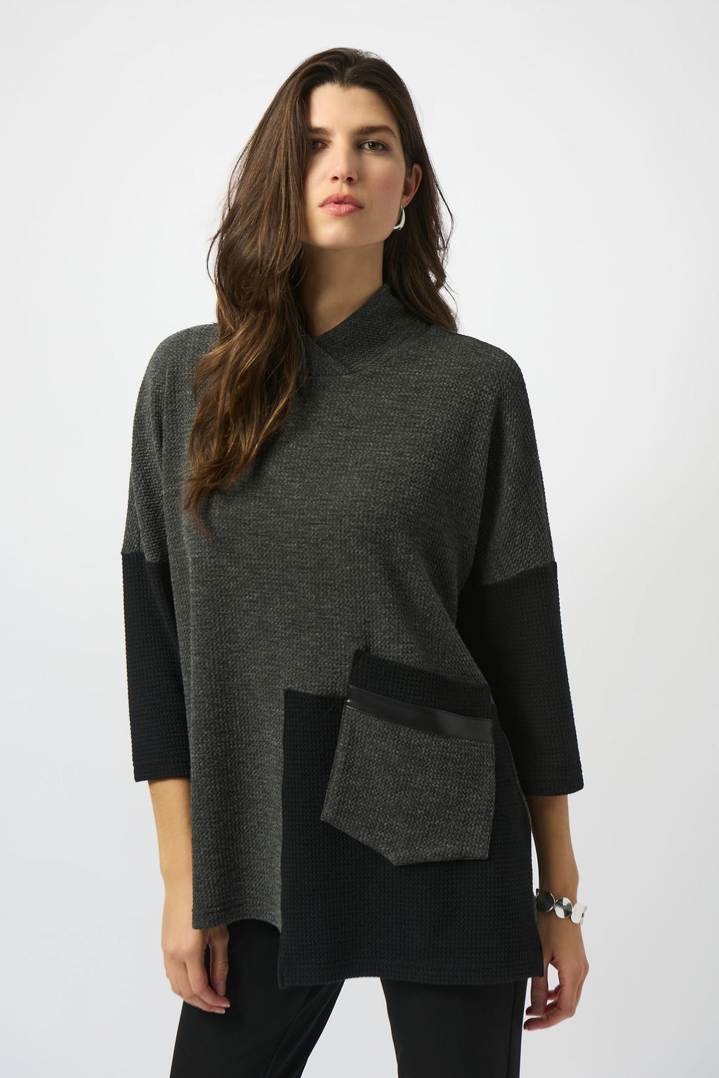 Top texturizado con bloques de color gris 253083