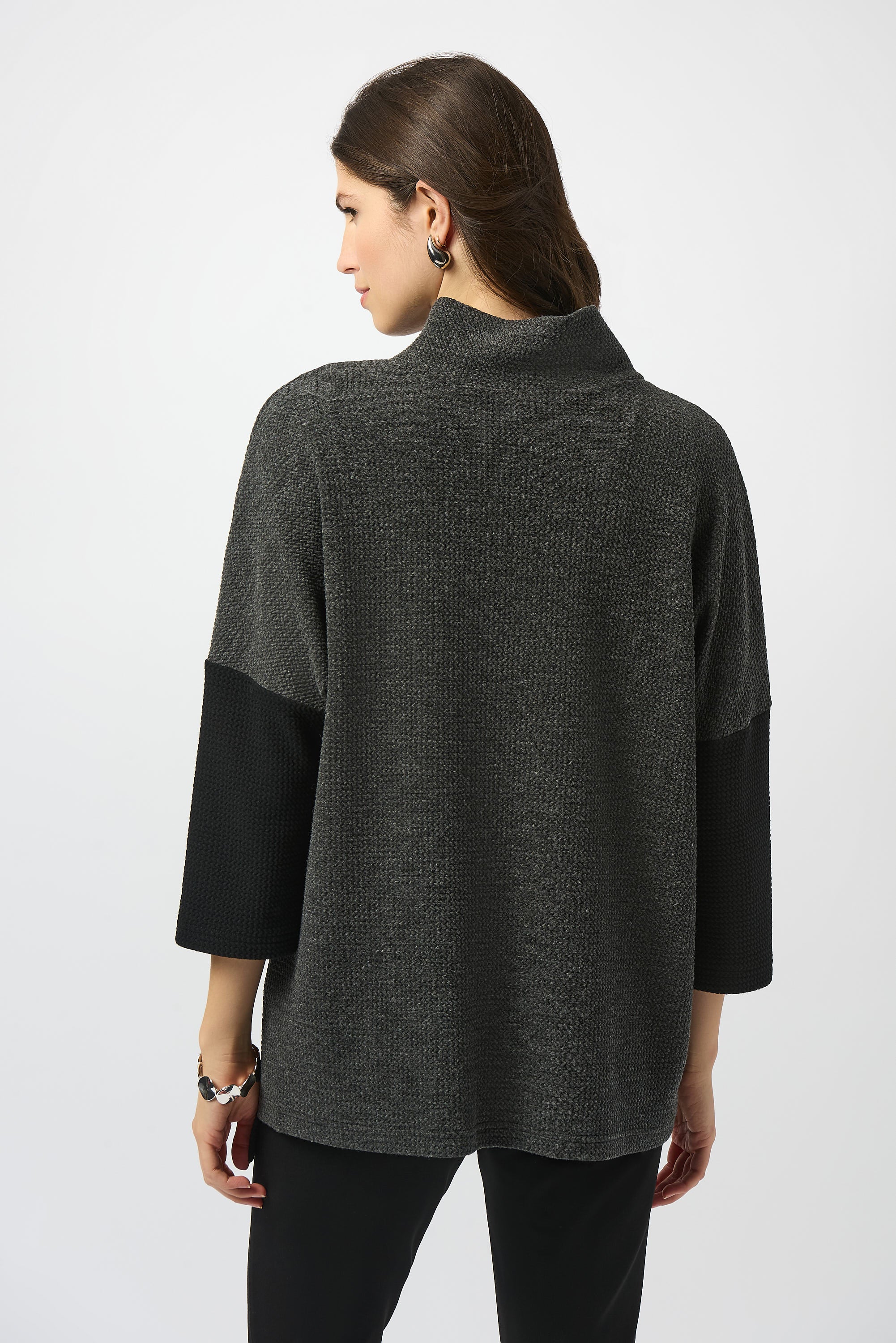 Top texturizado con bloques de color gris 253083
