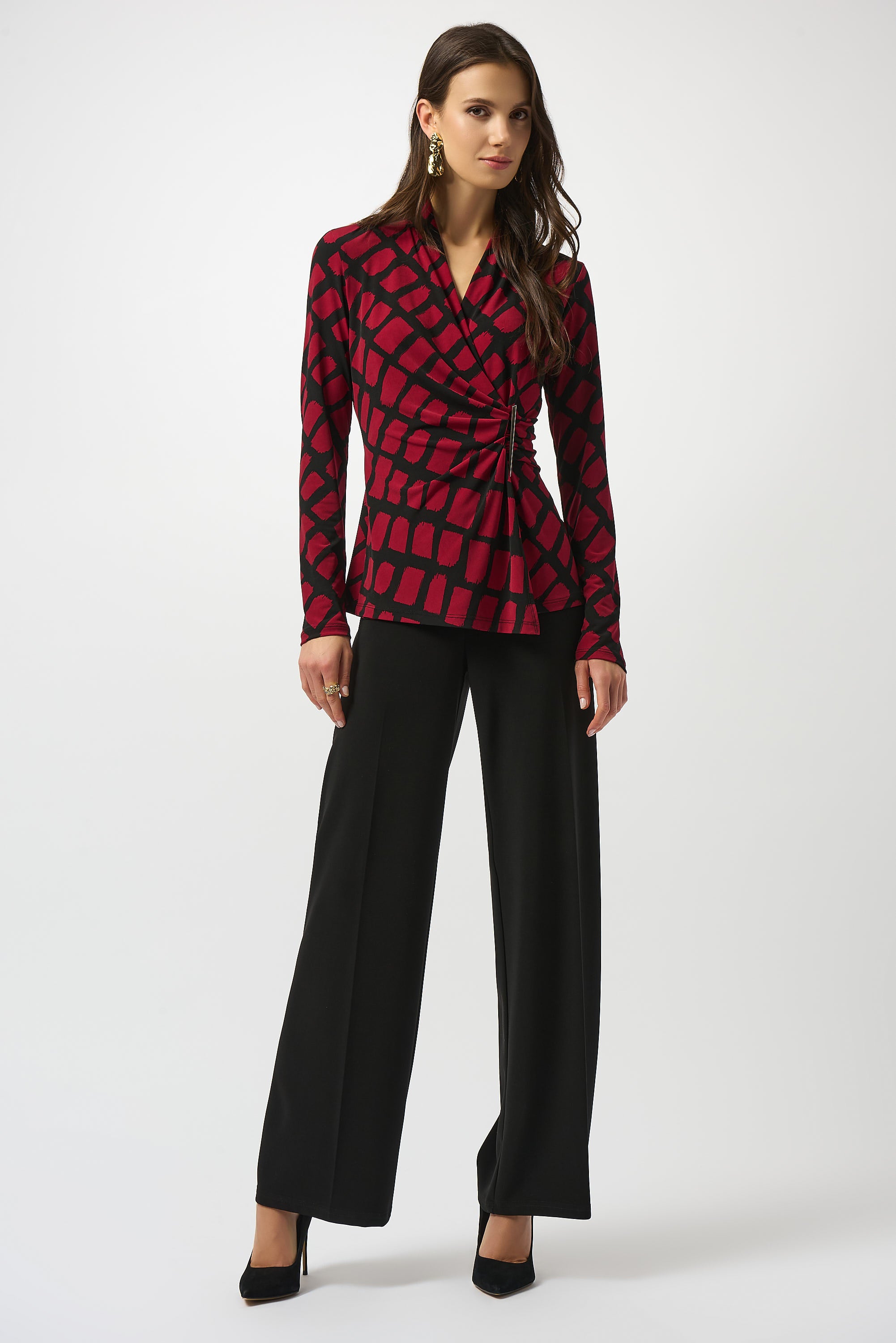 Blusa cruzada con estampado geométrico negro y rojo 253139