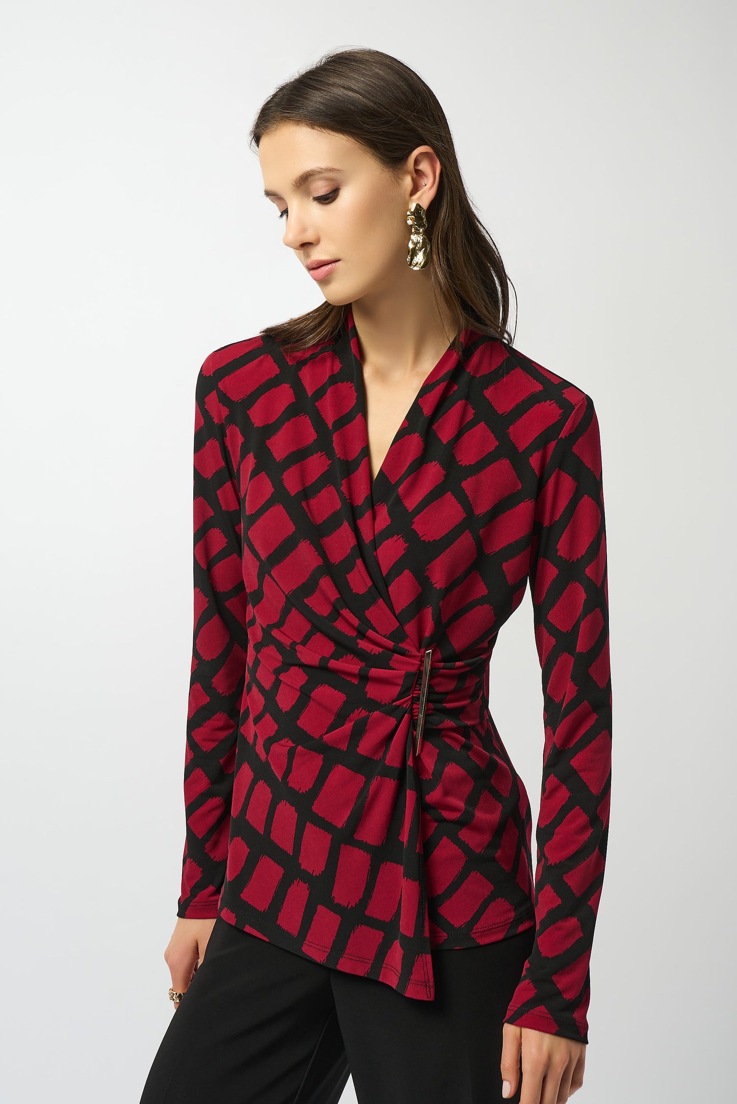 Blusa cruzada con estampado geométrico negro y rojo 253139