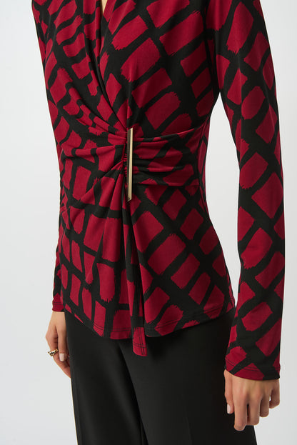 Blusa cruzada con estampado geométrico negro y rojo 253139