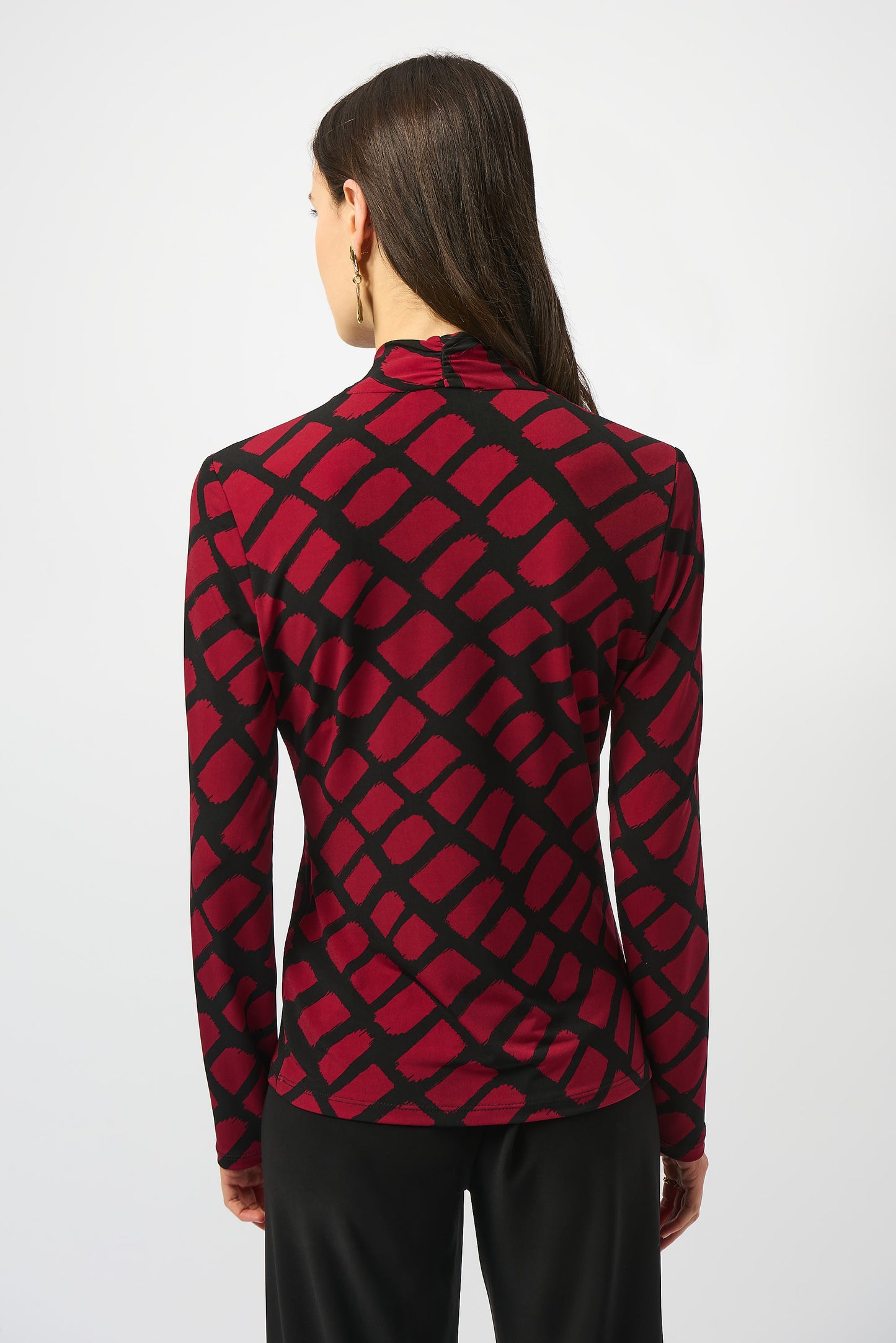 Blusa cruzada con estampado geométrico negro y rojo 253139