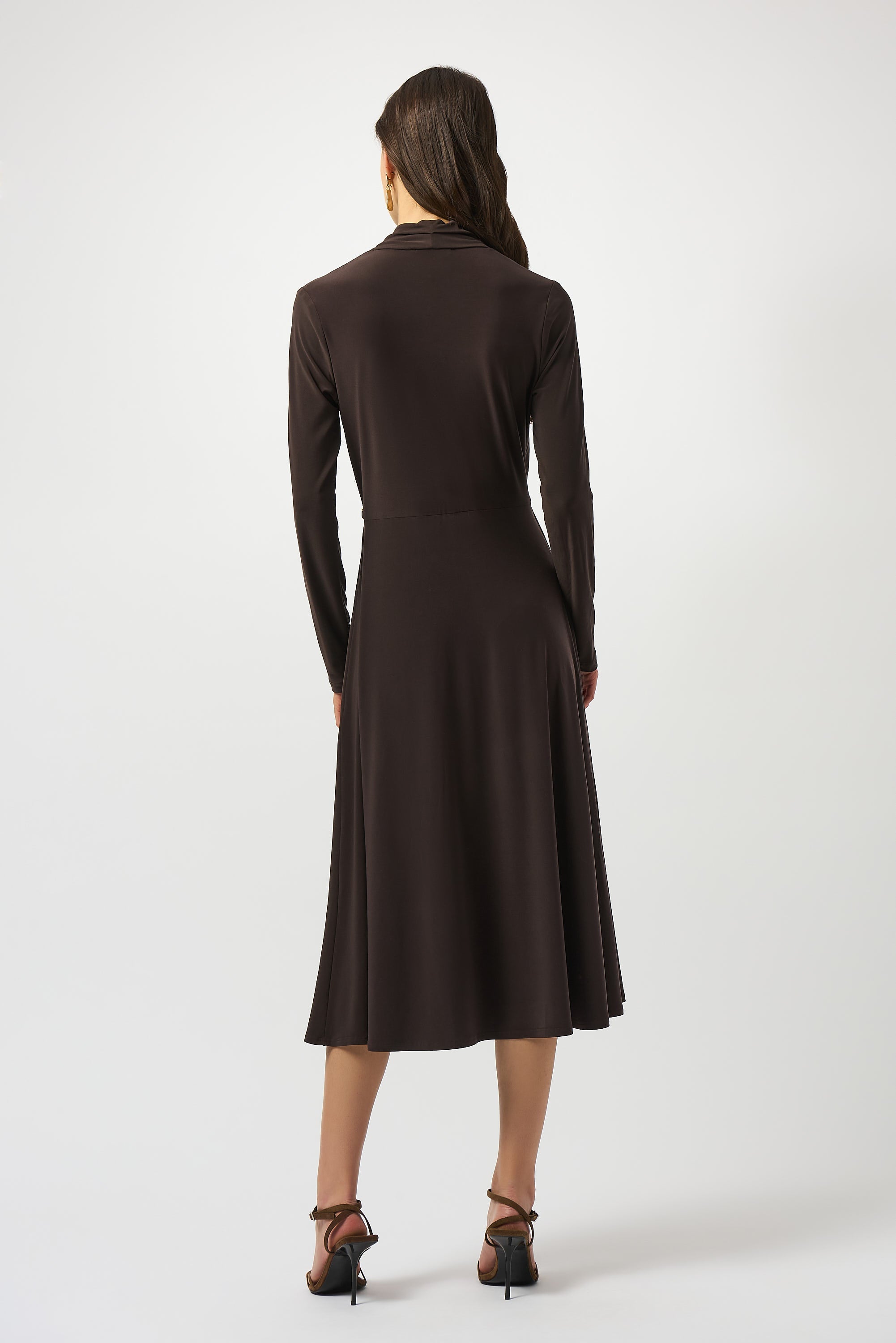 Vestido con herraje metálico café moka 253235