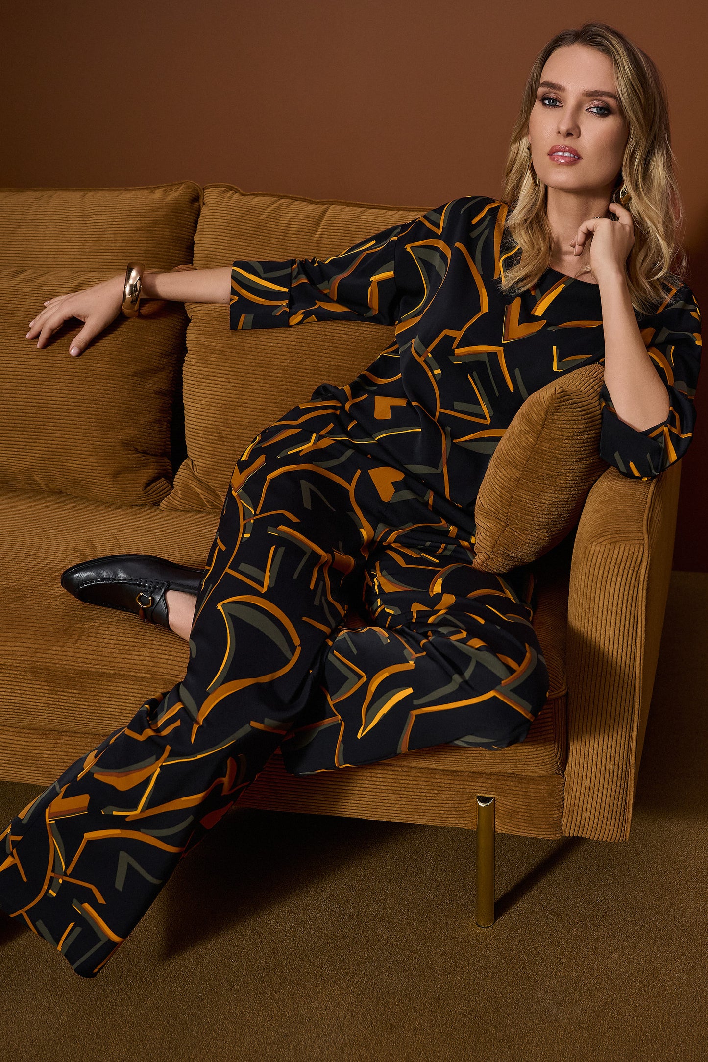 Pantalón de pierna ancha con estampado negro multicolor 253239