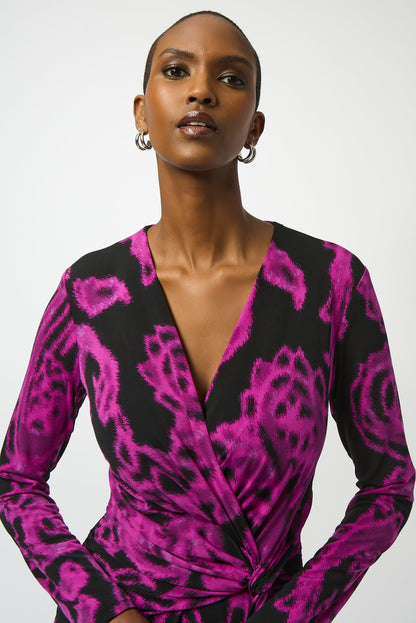 Vestido cruzado con estampado rosa cosmos y negro 253282