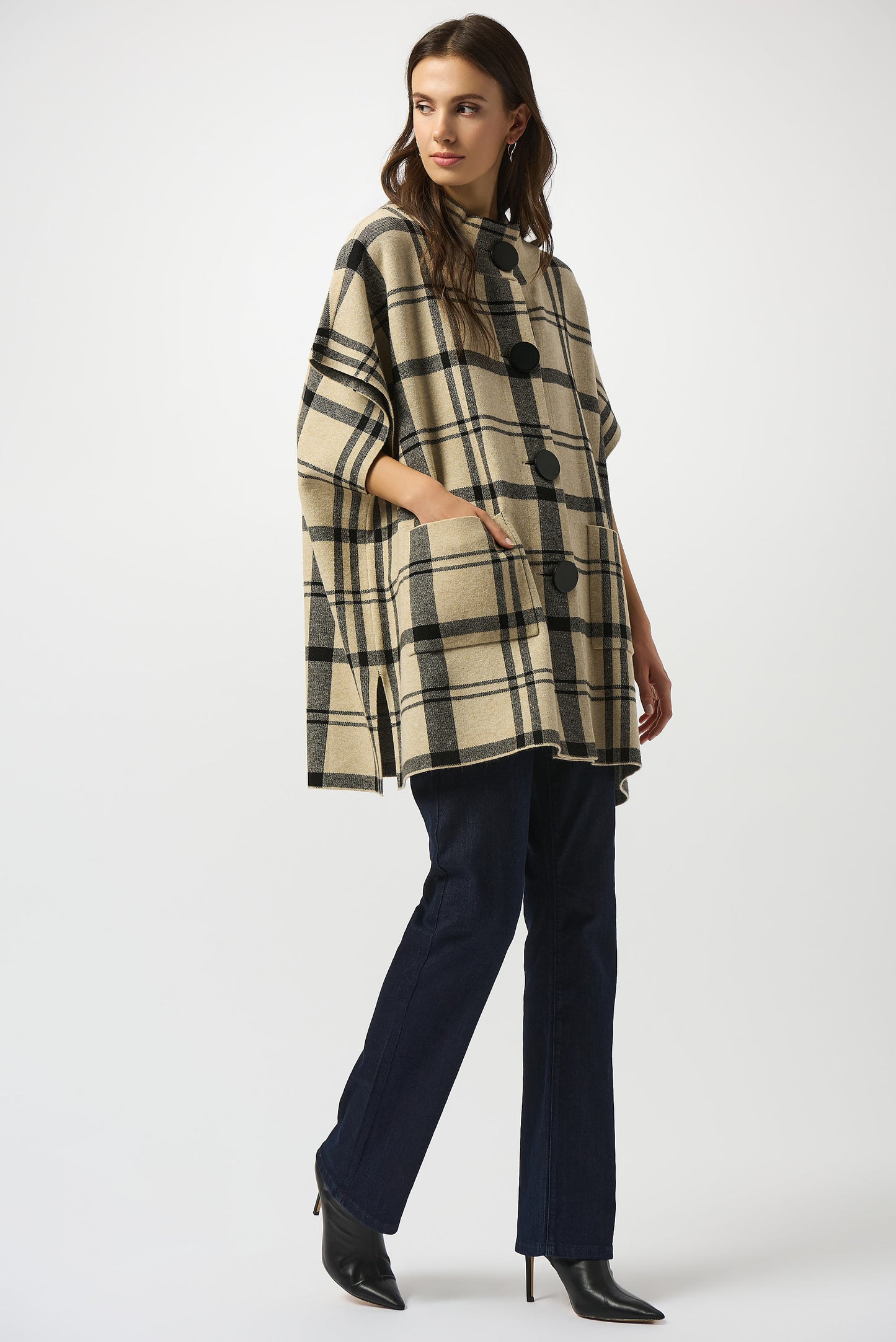 Poncho de punto de cuadros champán y negro 253903