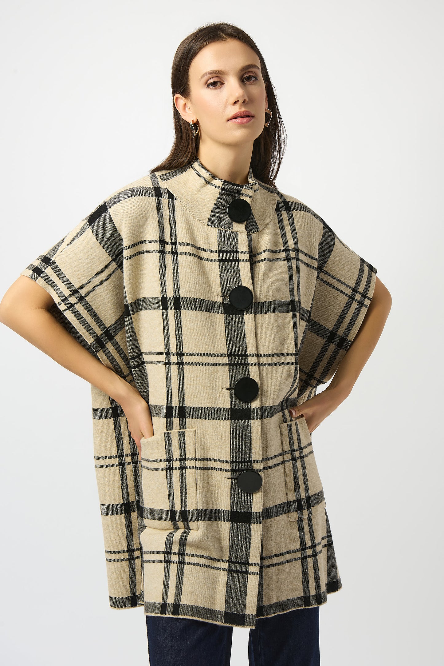 Poncho de punto de cuadros champán y negro 253903
