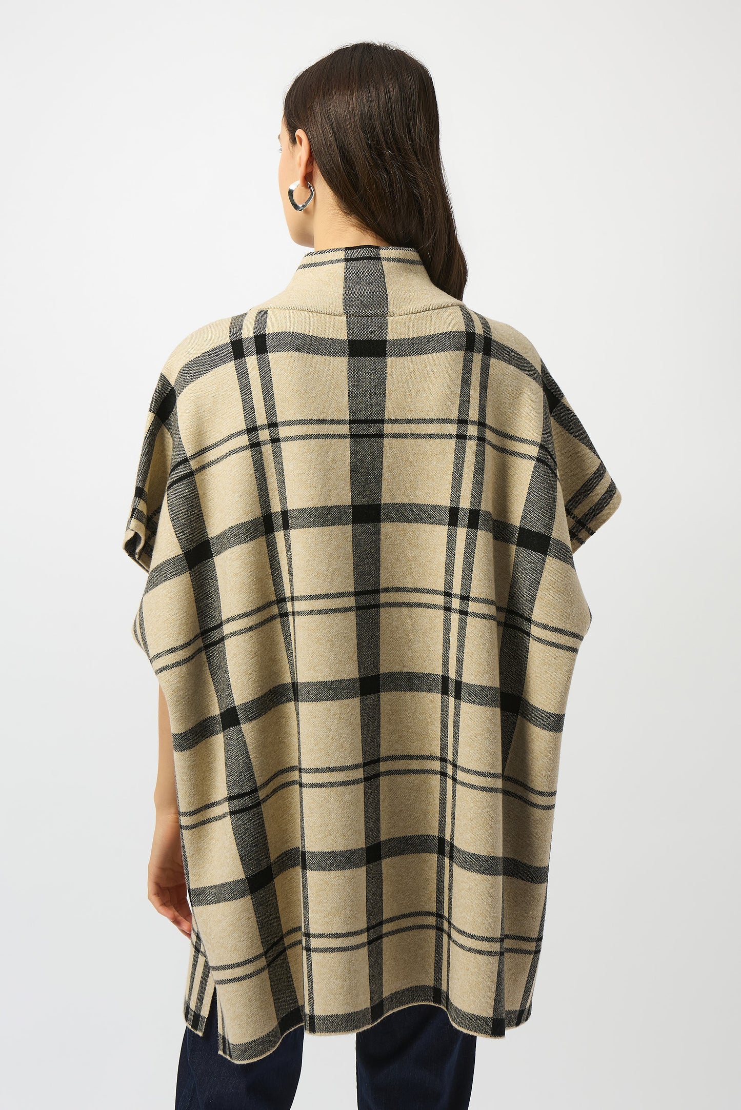 Poncho de punto de cuadros champán y negro 253903