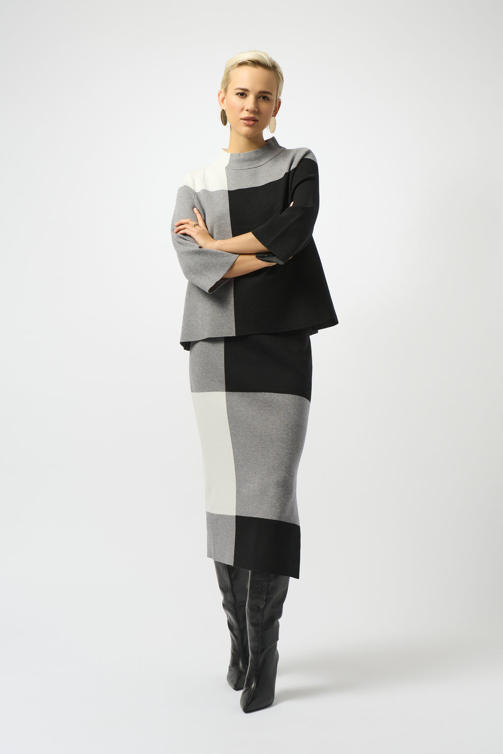 Falda tejida con bloques de color gris y negro 253908