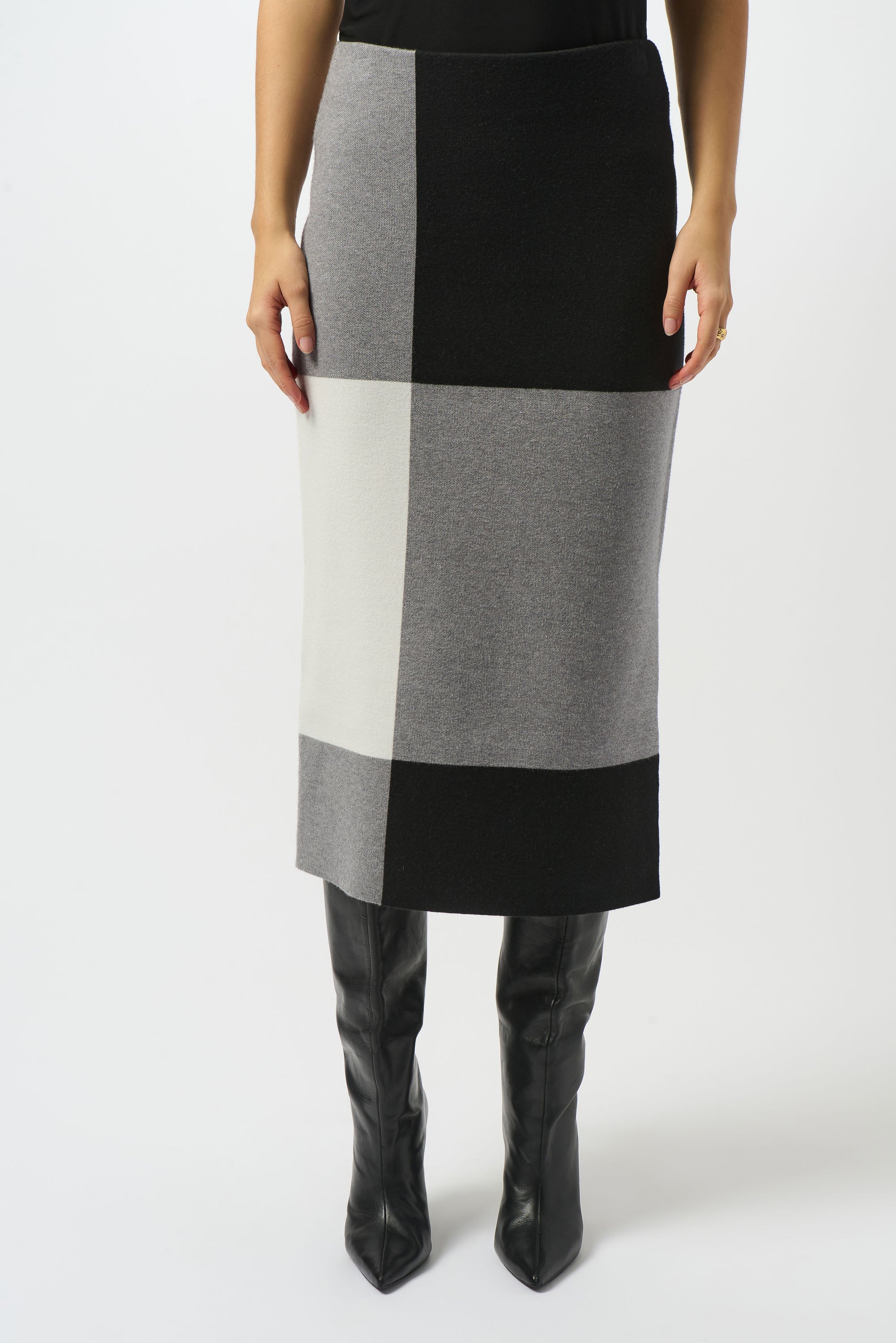 Falda tejida con bloques de color gris y negro 253908