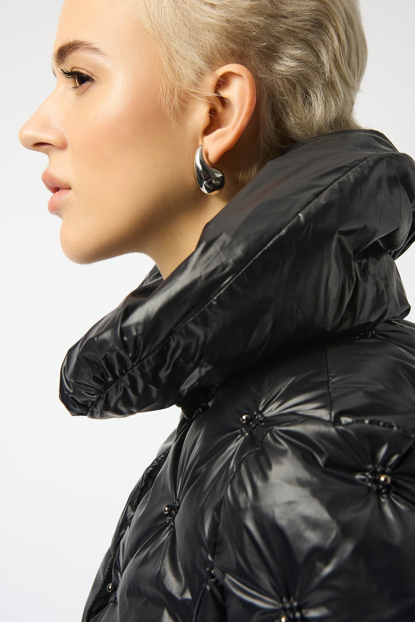 Chaqueta acolchada con perlas negro 253931