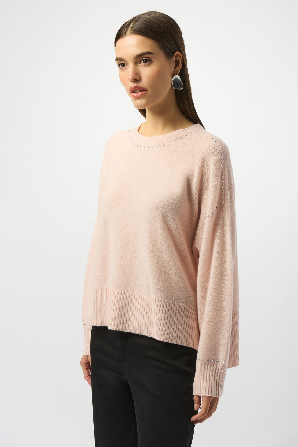 Suéter de cachemir con cuello redondo y detalles de tachuelas rosado 253980