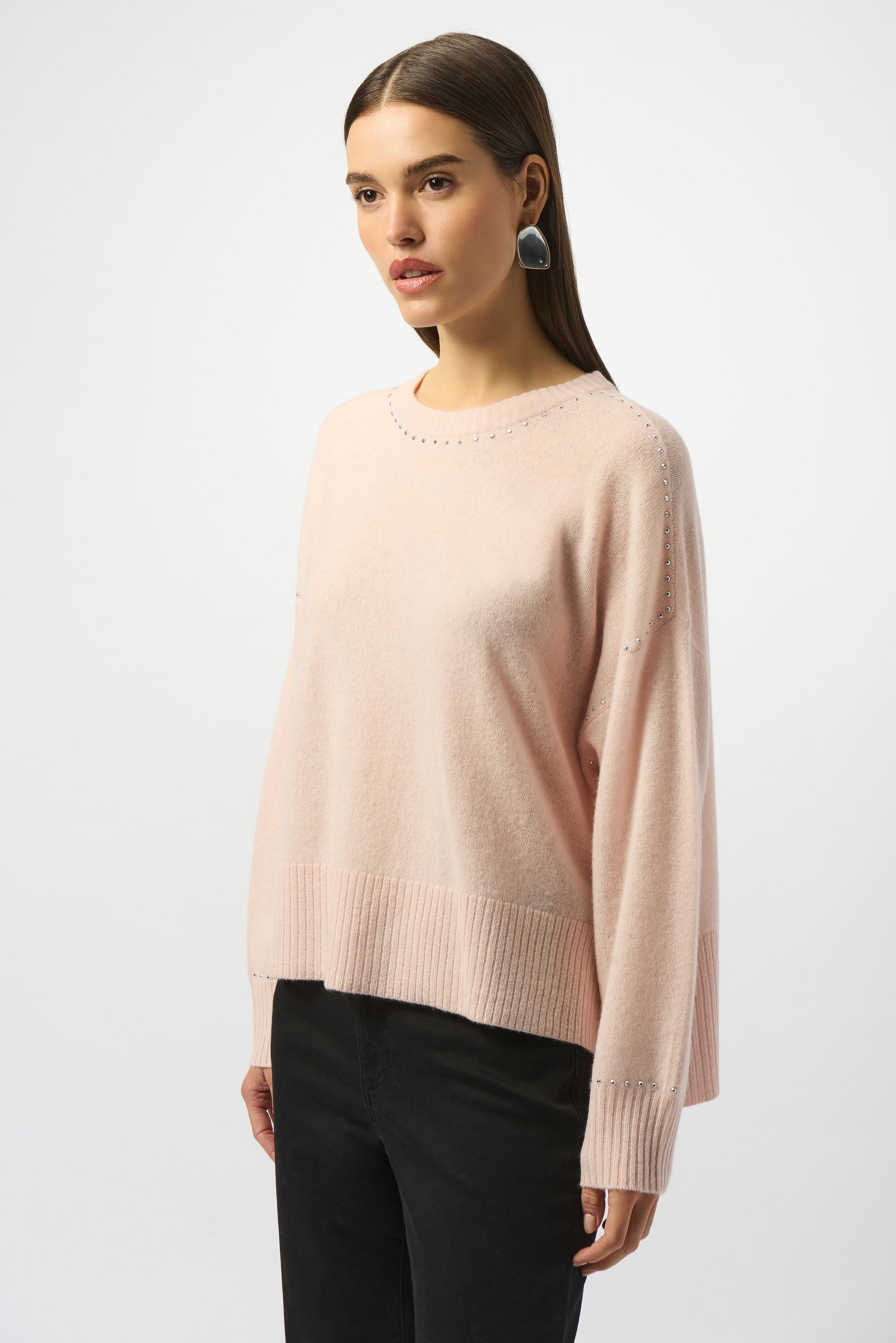 Suéter de cachemir con cuello redondo y detalles de tachuelas rosado 253980