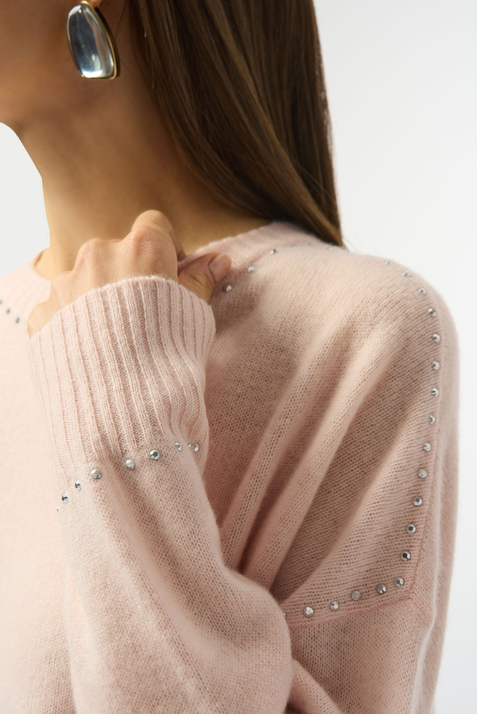 Suéter de cachemir con cuello redondo y detalles de tachuelas rosado 253980