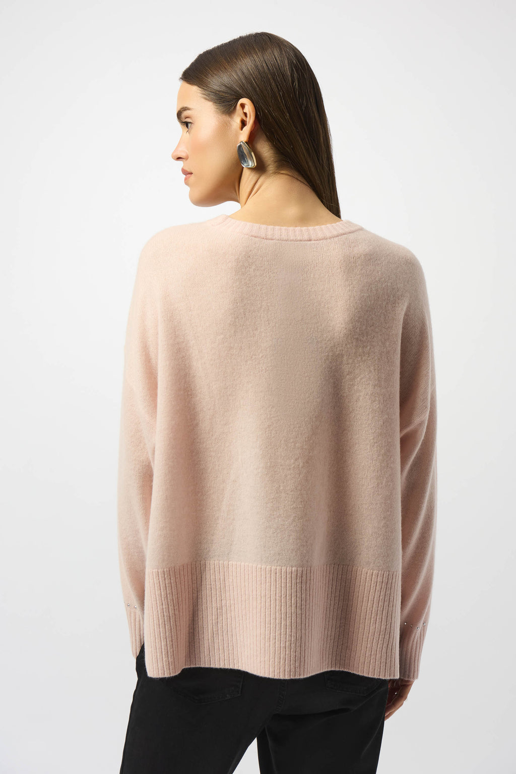 Suéter de cachemir con cuello redondo y detalles de tachuelas rosado 253980