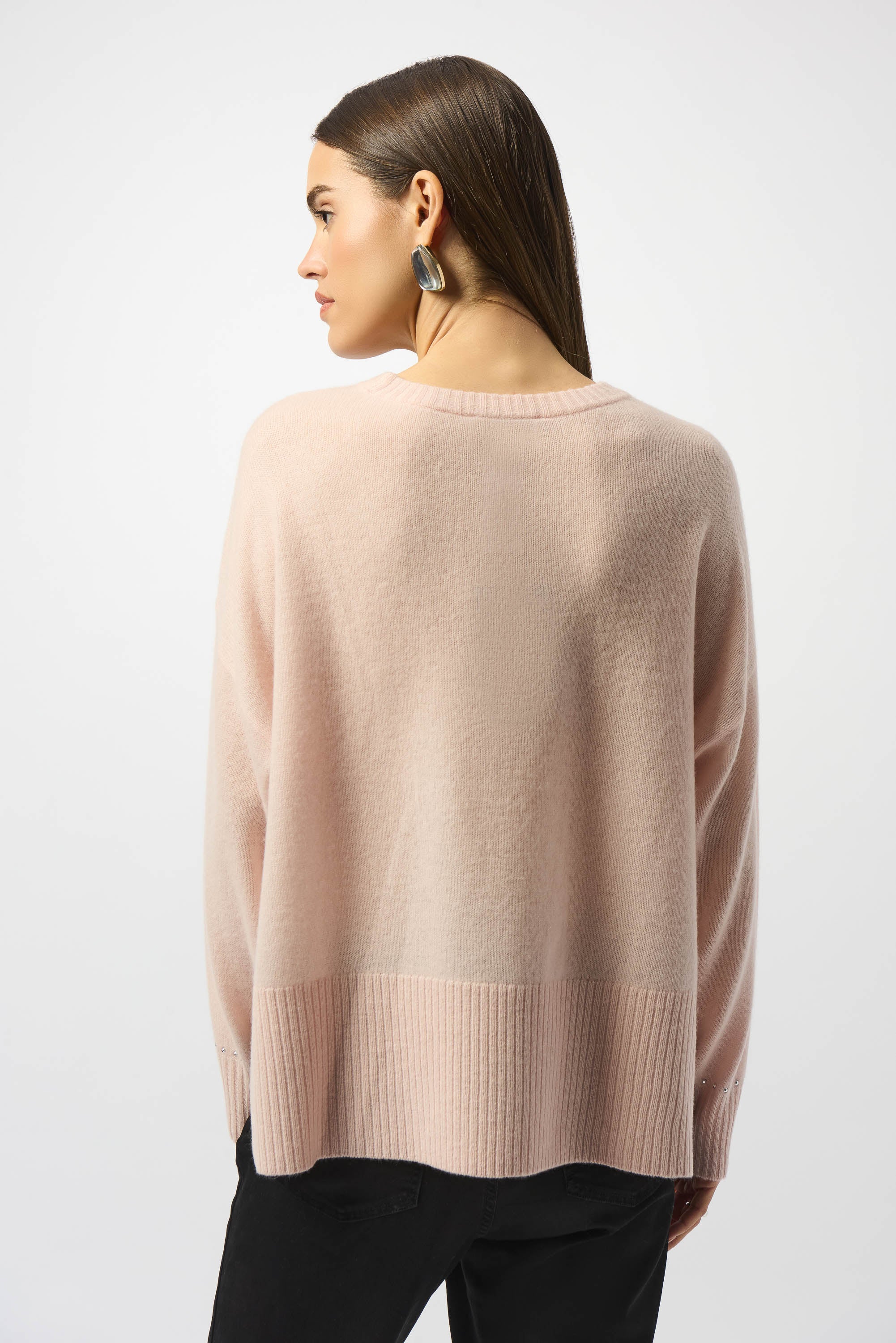 Suéter de cachemir con cuello redondo y detalles de tachuelas rosado 253980