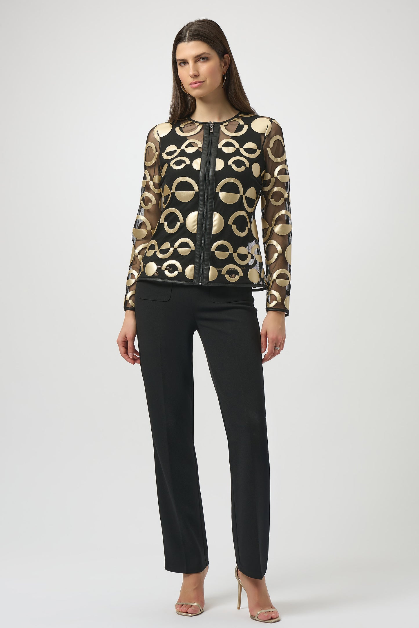 Pantalón recto con bolsas frontales y detalle metálico negro 254043