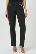 Pantalón recto con bolsas frontales y detalle metálico negro 254043