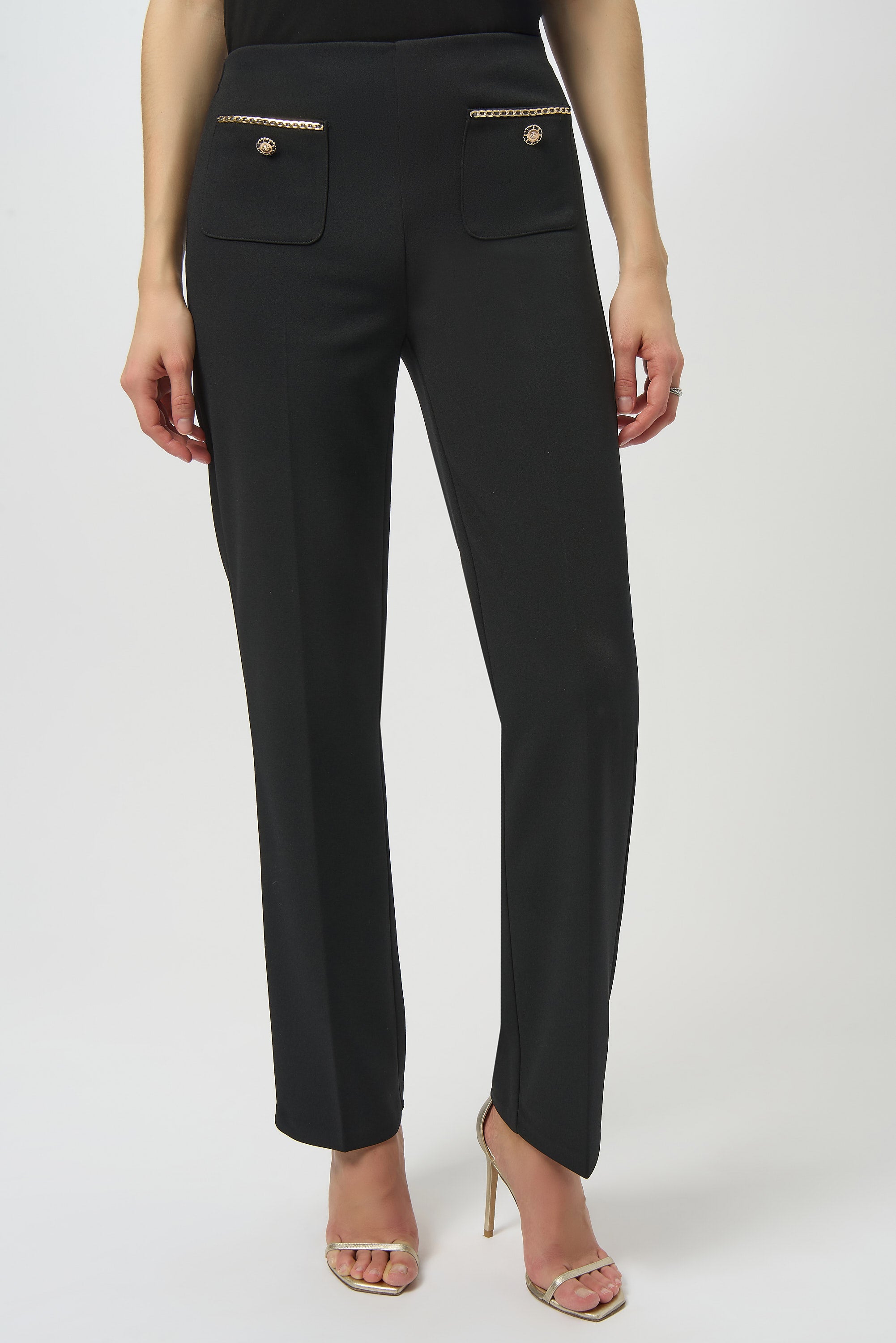 Pantalón recto con bolsas frontales y detalle metálico negro 254043