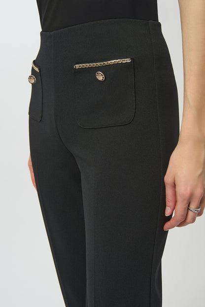 Pantalón recto con bolsas frontales y detalle metálico negro 254043