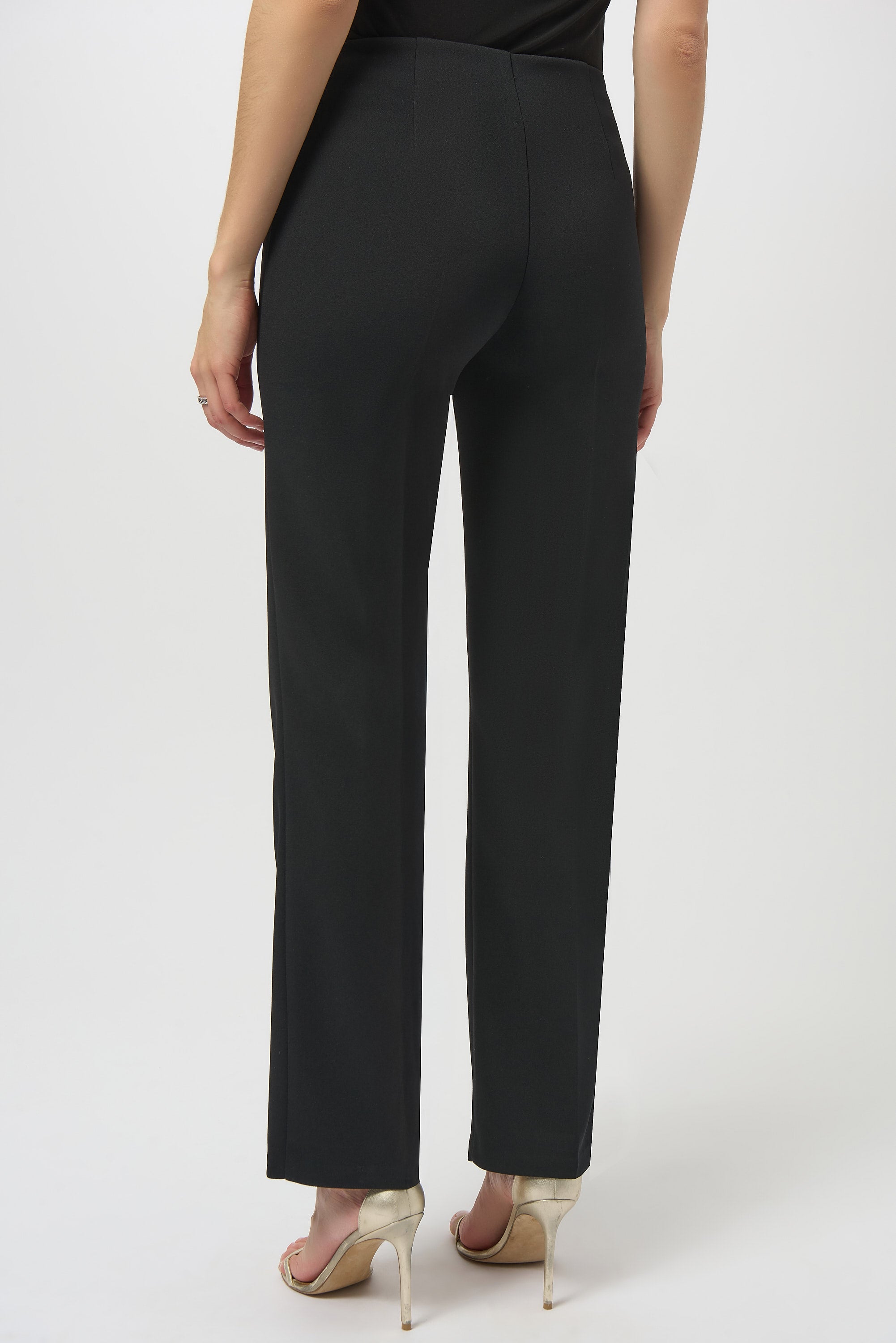 Pantalón recto con bolsas frontales y detalle metálico negro 254043
