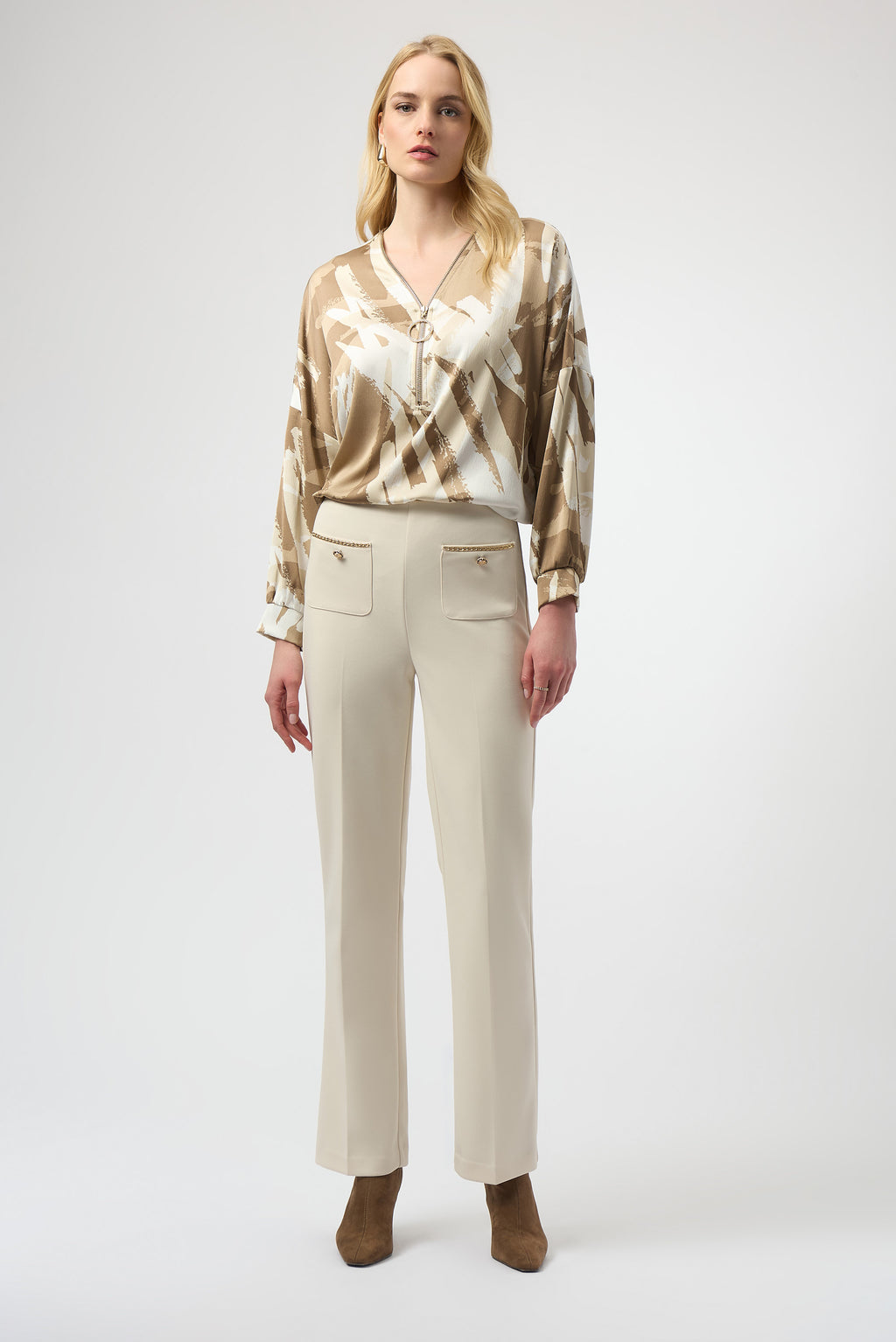 Pantalón recto con bolsas frontales y detalle metálico beige abedul 254043