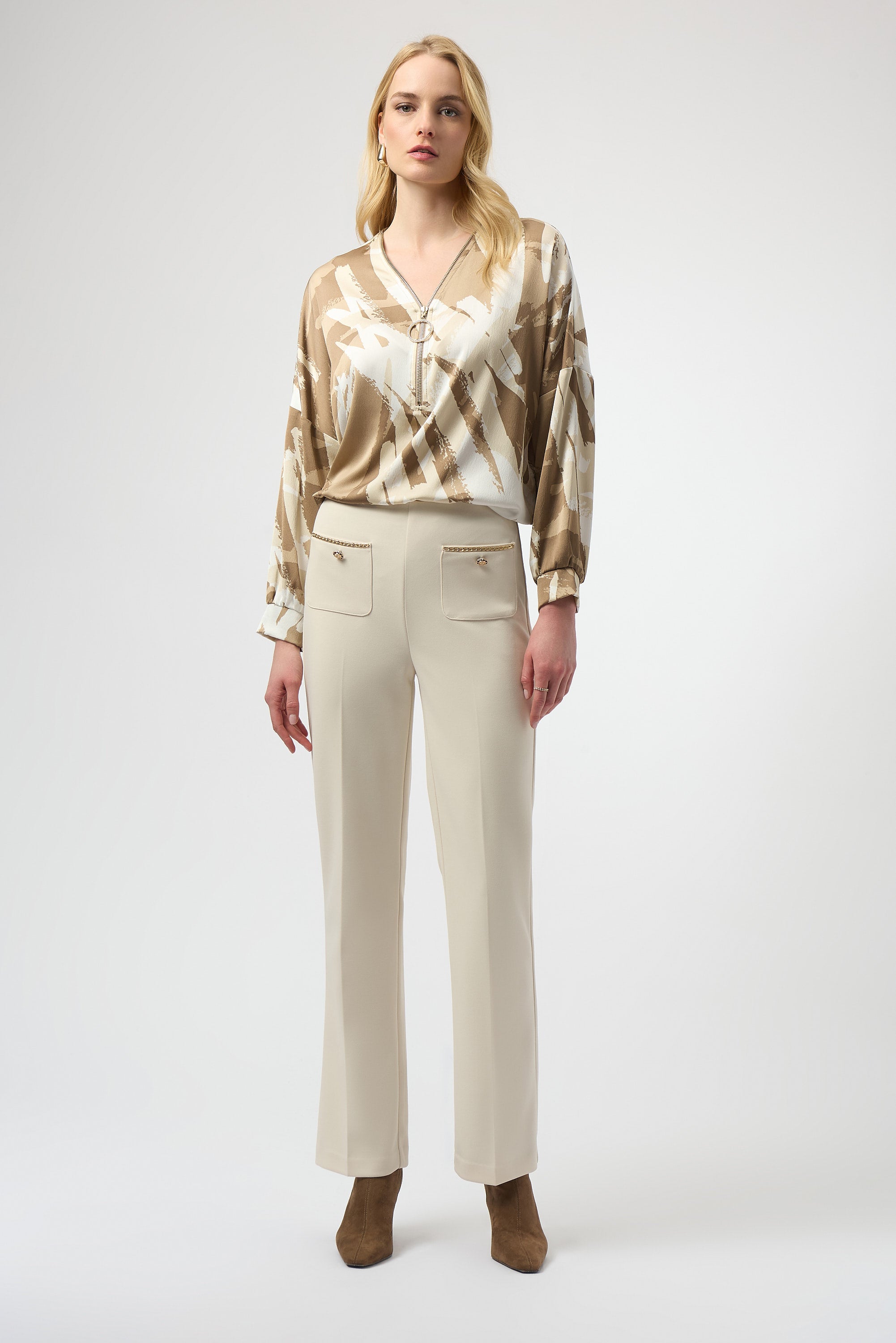 Pantalón recto con bolsas frontales y detalle metálico beige abedul 254043