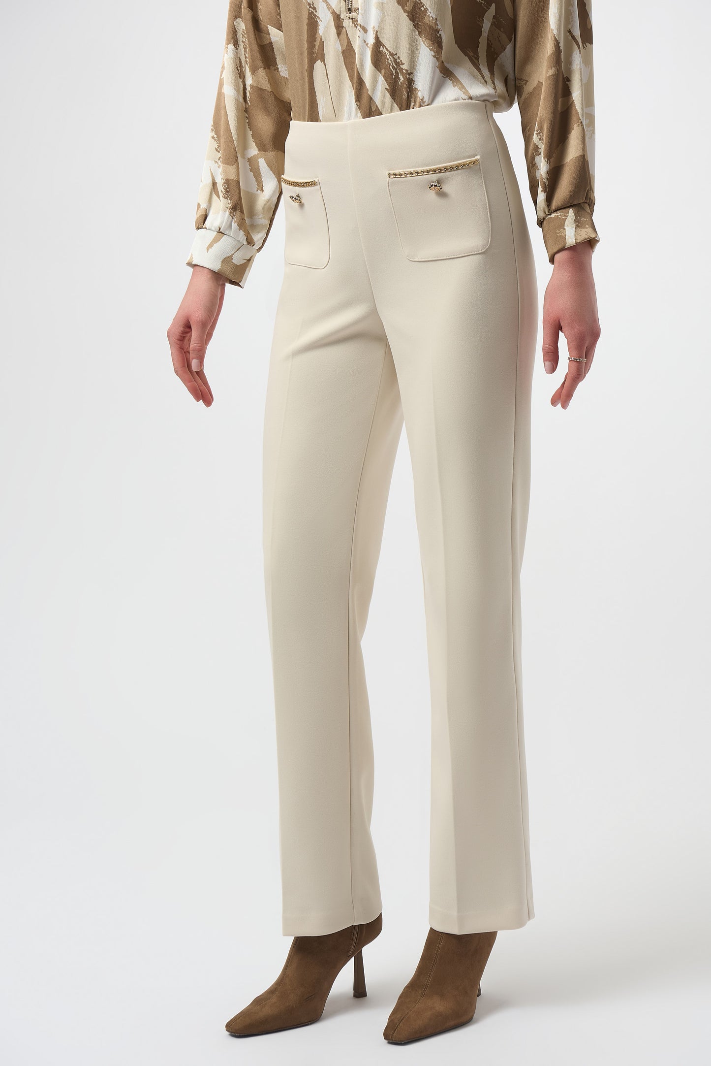 Pantalón recto con bolsas frontales y detalle metálico beige abedul 254043