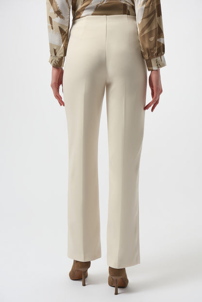 Pantalón recto con bolsas frontales y detalle metálico beige abedul 254043