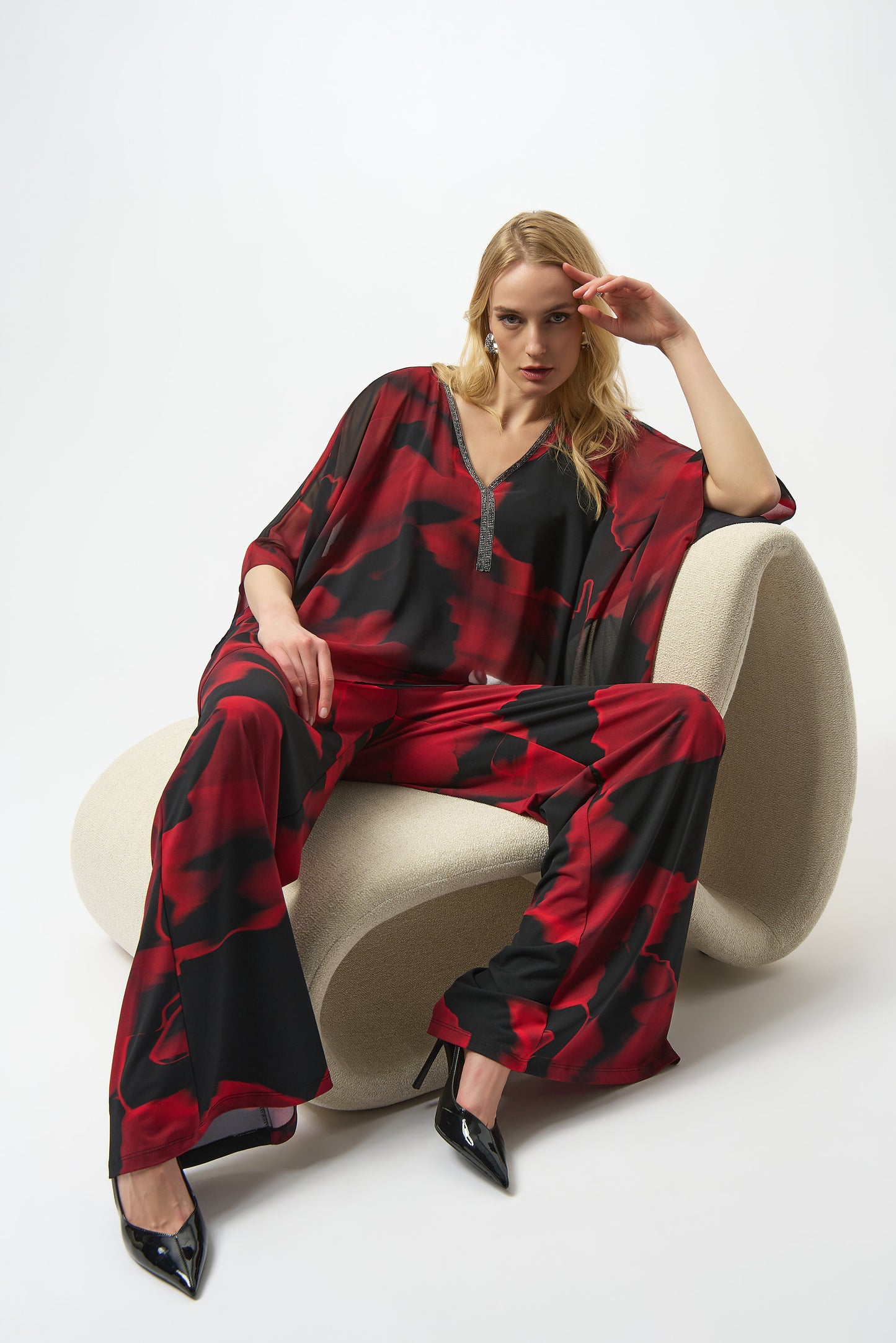 Blusón con estampado abstracto negro y rojo 254090