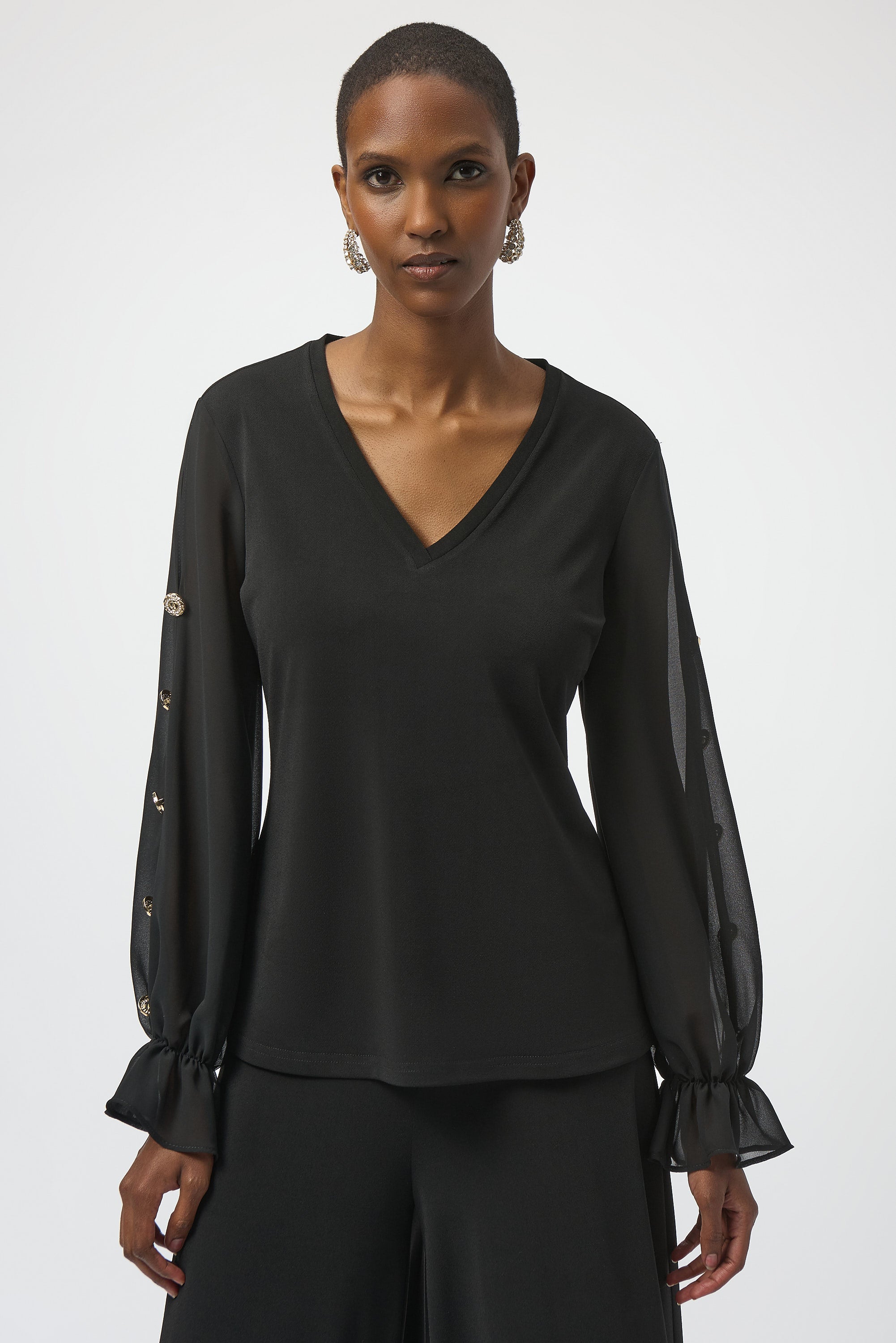 Blusa ajustada con mangas de gasa negro 254093