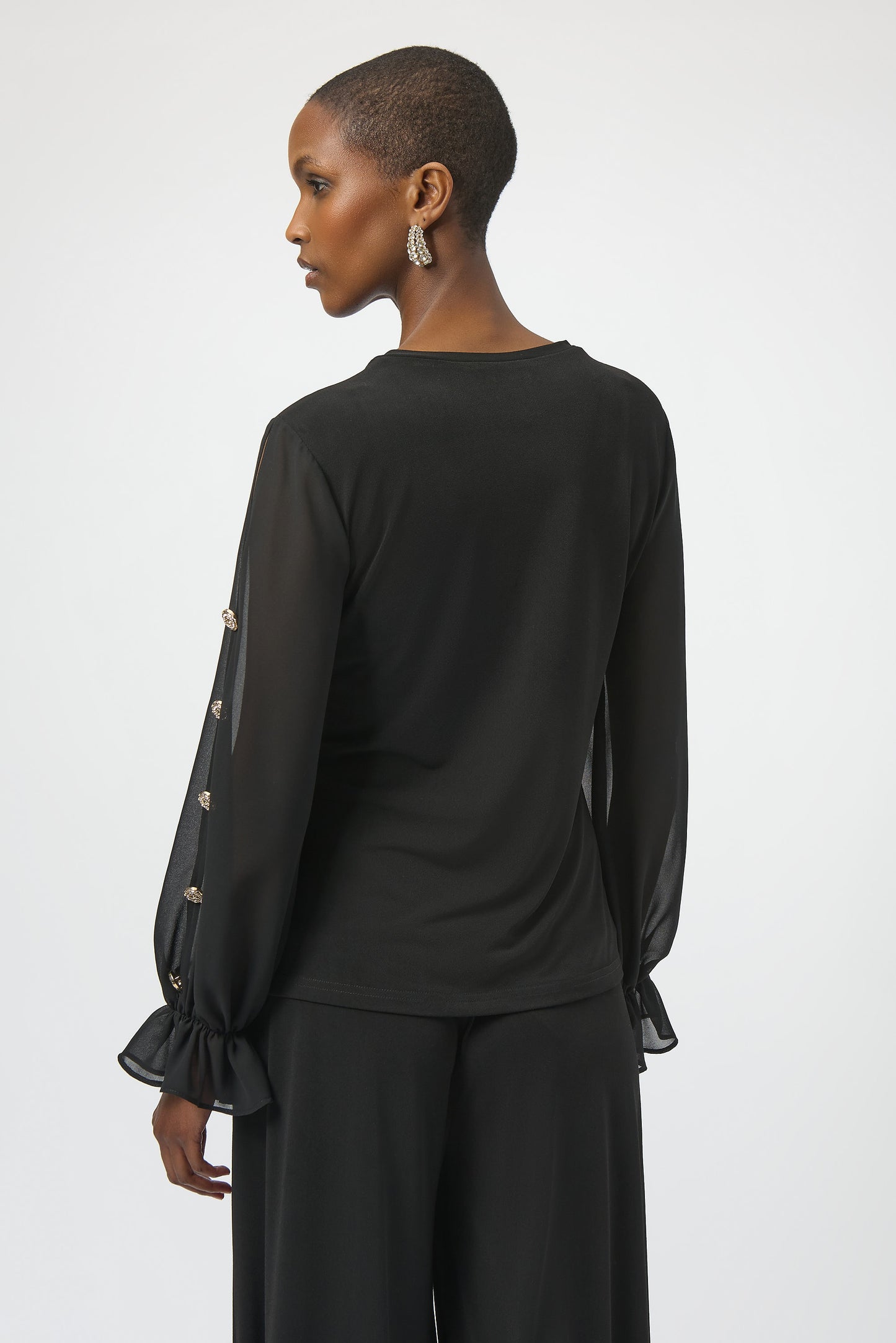 Blusa ajustada con mangas de gasa negro 254093