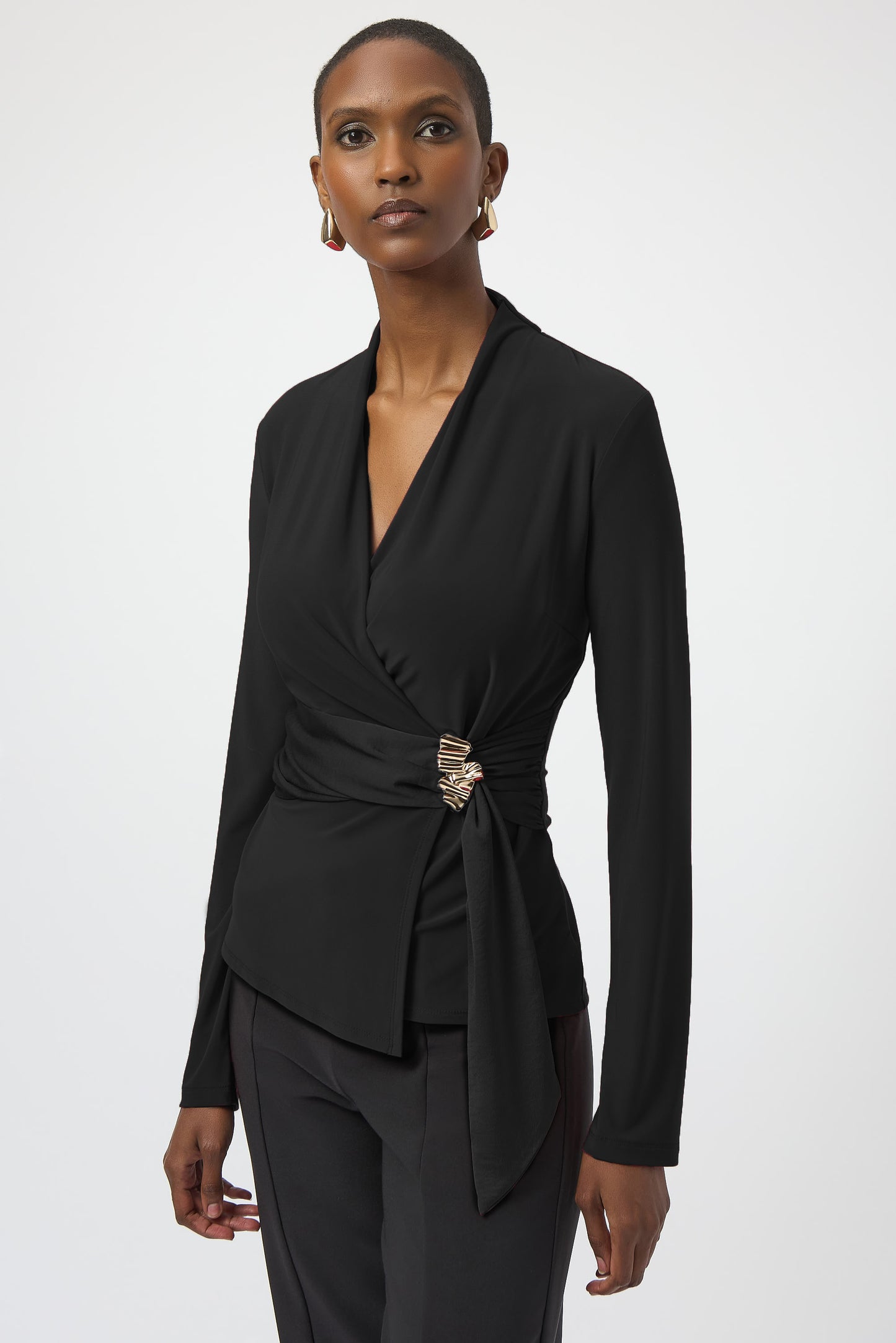 Blusa cruzada ajustada con detalle metálico negro 254117