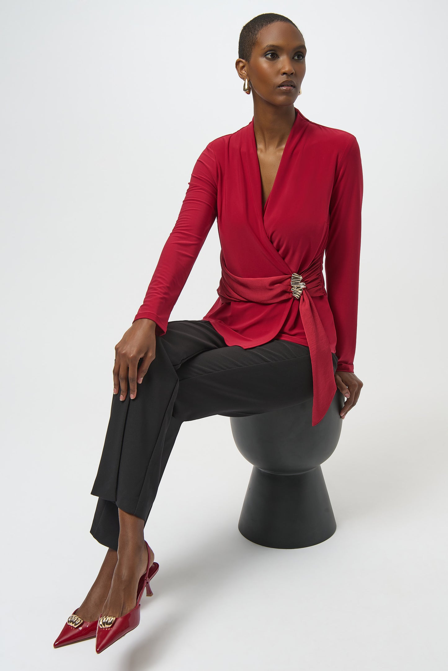 Blusa cruzada ajustada con detalle metálico rojo cereza 254117