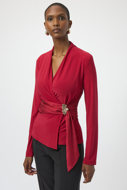 Blusa cruzada ajustada con detalle metálico rojo cereza 254117